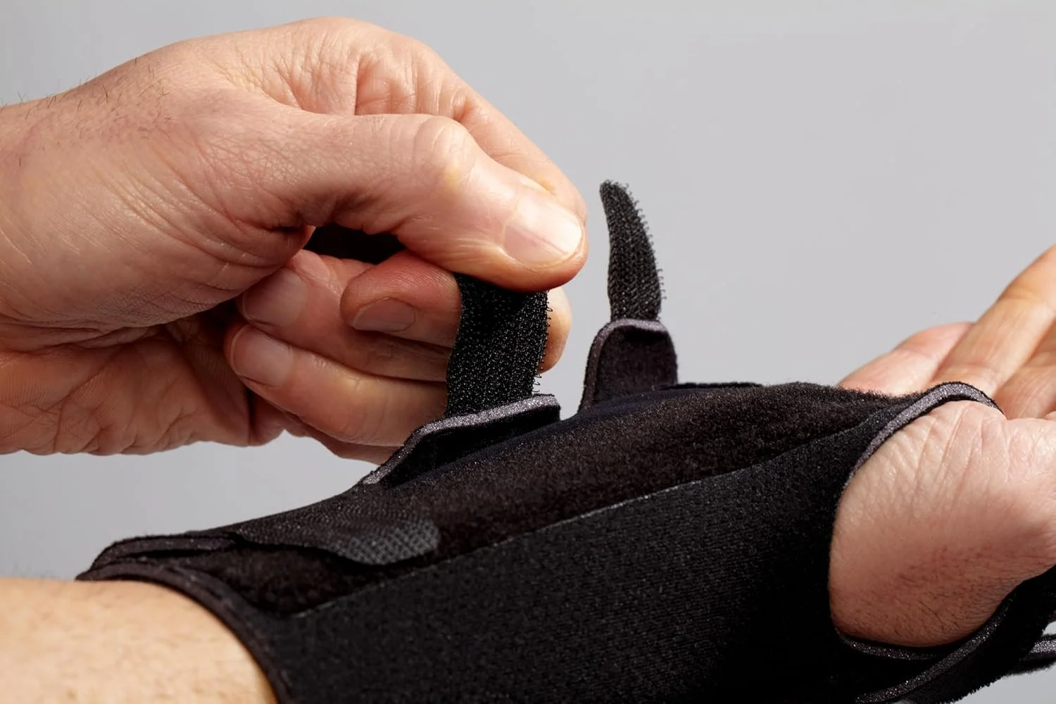 مچ بند طبی فوتورو مدل Comfort Stabilizing با سایز قابل تنظیم، 1 عدد در بسته | رنگ مشکی | 10770ENR | تثبیت کننده و پشتیبان مچ دست آسیب دیده، ضعیف و دردناک | پشتیبانی متوسط | مچ بند