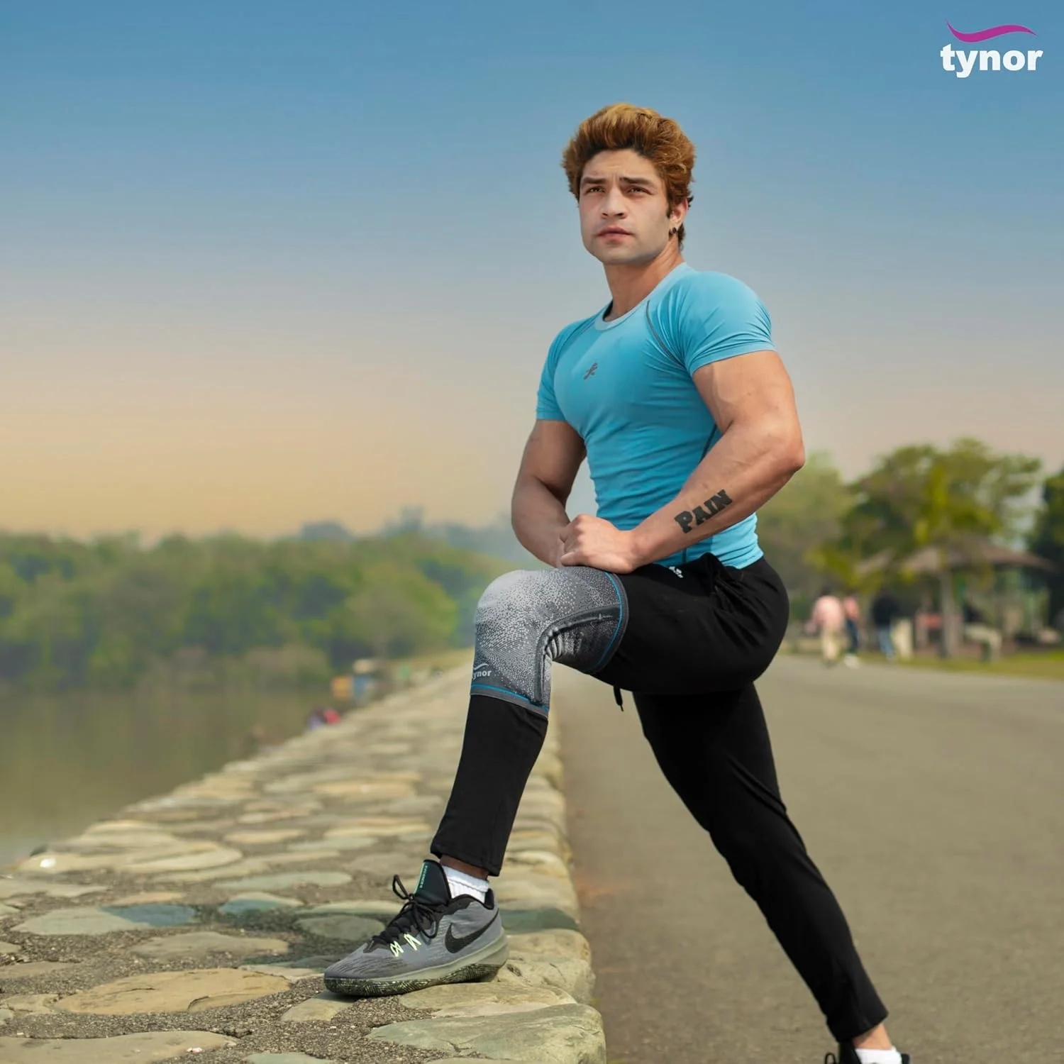 زانوبند طبی ورزشی Tynor Urbane، خاکستری، سایز متوسط، 1 عدد