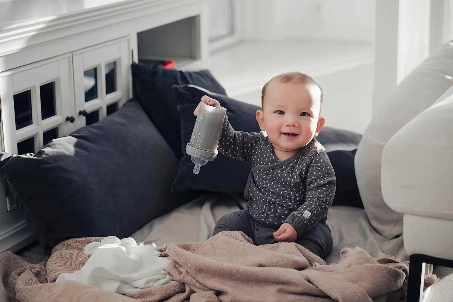 شیشه شیر ضد نفخ تویست شیک با محفظه پودر شیر و مخلوط کن - 180 میلی لیتر | سرشیشه سیلیکونی جریان آهسته شبیه سینه مادر | بدون BPA | مناسب برای نوزادان (0+) | خاکستری شیشه شیر ضد نفخ تویست شیک با محفظه پودر شیر و مخلوط کن - 180 میلی لیتر | سرشیشه سیلیکونی جریان آهسته شبیه سینه مادر | بدون BPA | مناسب برای نوزادان (0+) | خاکستری