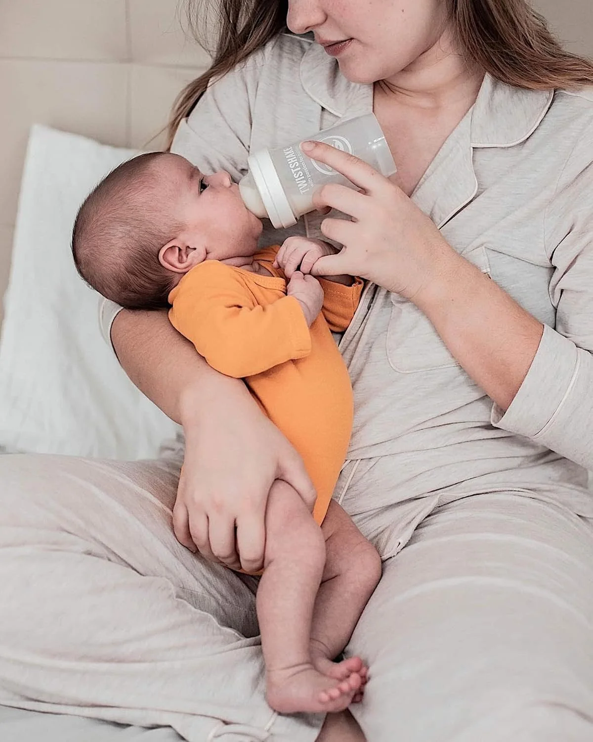 شیشه شیر ضد نفخ تویست شیک با محفظه پودر شیر و مخلوط کن - 180 میلی لیتر | سرشیشه سیلیکونی جریان آهسته شبیه سینه مادر | بدون BPA | مناسب برای نوزادان (0+) | خاکستری شیشه شیر ضد نفخ تویست شیک با محفظه پودر شیر و مخلوط کن - 180 میلی لیتر | سرشیشه سیلیکونی جریان آهسته شبیه سینه مادر | بدون BPA | مناسب برای نوزادان (0+) | خاکستری