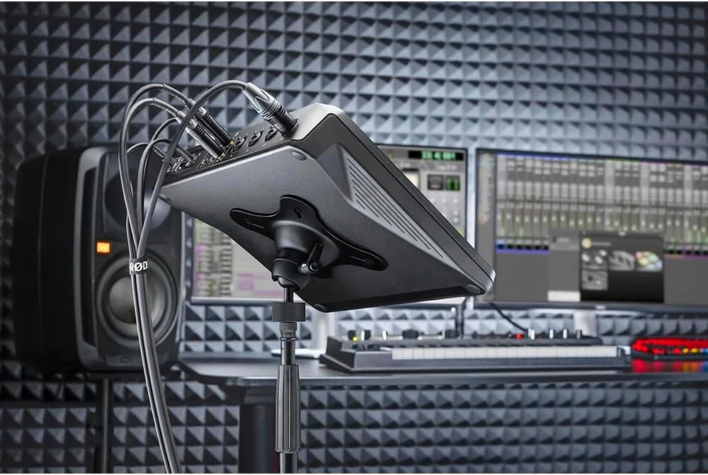 پایه قابل تنظیم RØDE VESA Mount برای RØDECaster Pro II و Duo برای نصب پایدار و انعطاف پذیر (پایه های 75 میلی متری و 100 میلی متری)