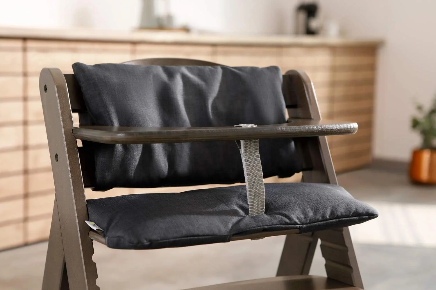 تشک صندلی غذاخوری هاوک Alpha+ Deluxe، ذغالی ملانژ - کوسن صندلی غذاخوری، پارچه نرم، قابل شستشو در ماشین لباسشویی تشک صندلی غذاخوری هاوک Alpha+ Deluxe، ذغالی ملانژ - کوسن صندلی غذاخوری، پارچه نرم، قابل شستشو در ماشین لباسشویی