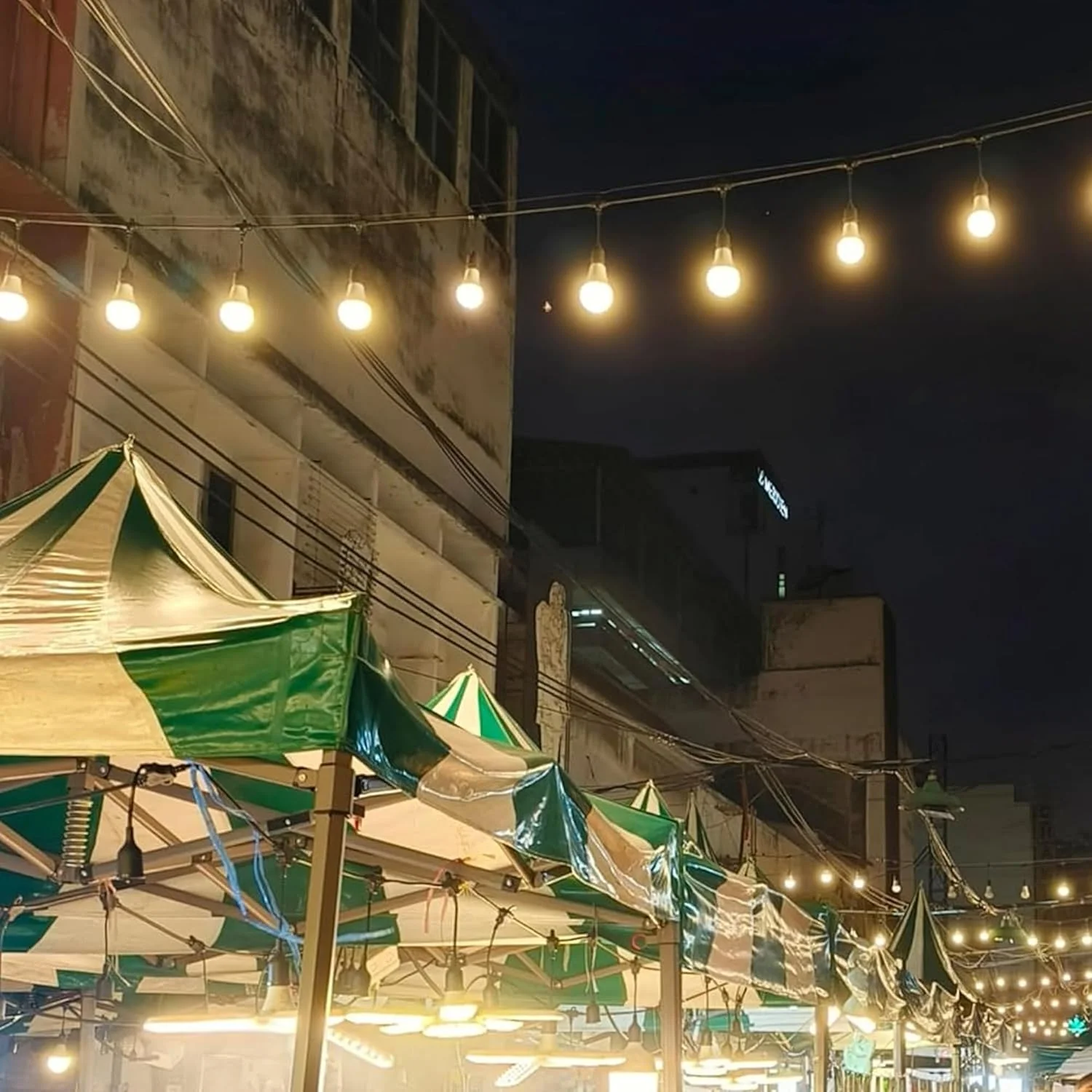 چراغهای ریسهای فضای باز Sulfar به طول 10 متر، چراغهای جشنی تجاری با 20 لامپ LED سفید گرم، ریسه چراغ آویز تزئینی ضد آب برای پاسیو، باغ، ایوان، حیاط و بالکن (سفید گرم) چراغهای ریسهای فضای باز Sulfar به طول 10 متر، چراغهای جشنی تجاری با 20 لامپ LED سفید گرم، ریسه چراغ آویز تزئینی ضد آب برای پاسیو، باغ، ایوان، حیاط و بالکن (سفید گرم)