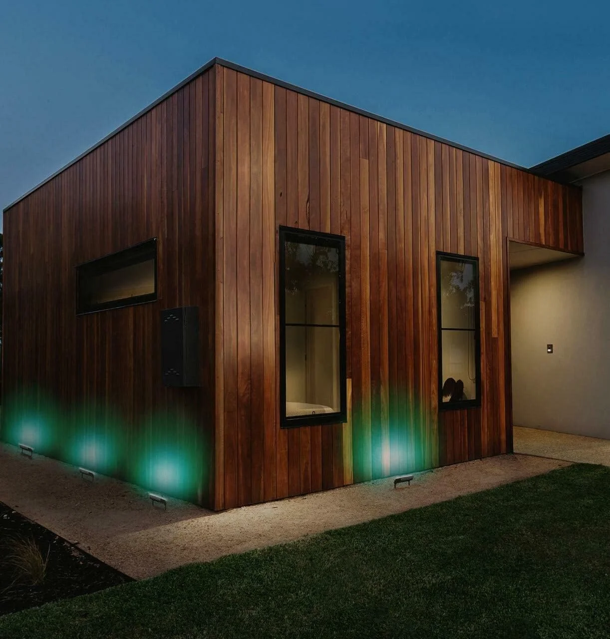 چراغ LED پروژکتوری اکو 20 وات LEDVANCE با نور سفید گرم، مدل LEDV-ECO-FL-20W-WW چراغ LED پروژکتوری اکو 20 وات LEDVANCE با نور سفید گرم، مدل LEDV-ECO-FL-20W-WW