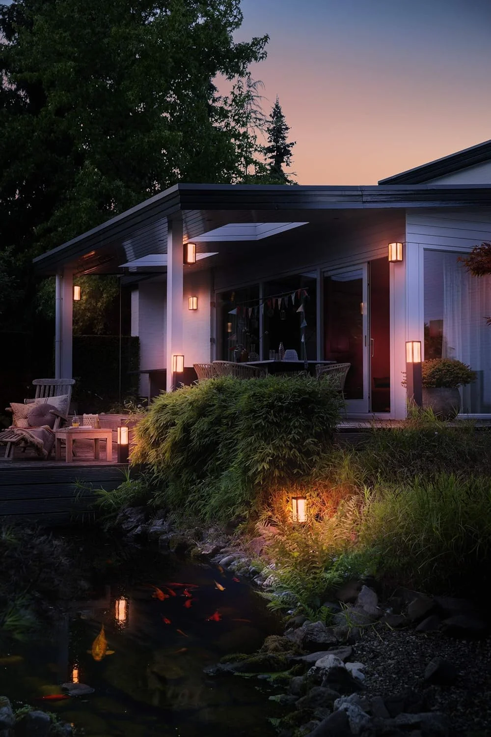 چراغ دیواری هوشمند LED فیلیپس Hue Impress White and Colour Ambiance مناسب فضای باز [باریک]، سازگار با الکسا، گوگل اسیستنت و اپل هوم کیت