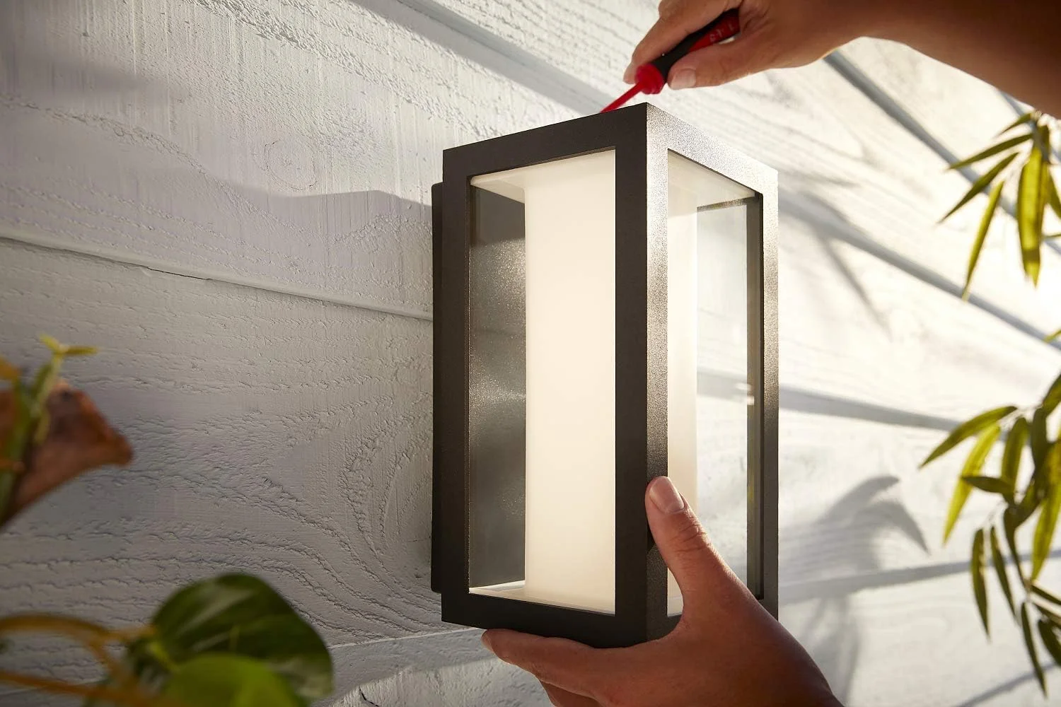 چراغ دیواری هوشمند LED فیلیپس Hue Impress White and Colour Ambiance مناسب فضای باز [باریک]، سازگار با الکسا، گوگل اسیستنت و اپل هوم کیت