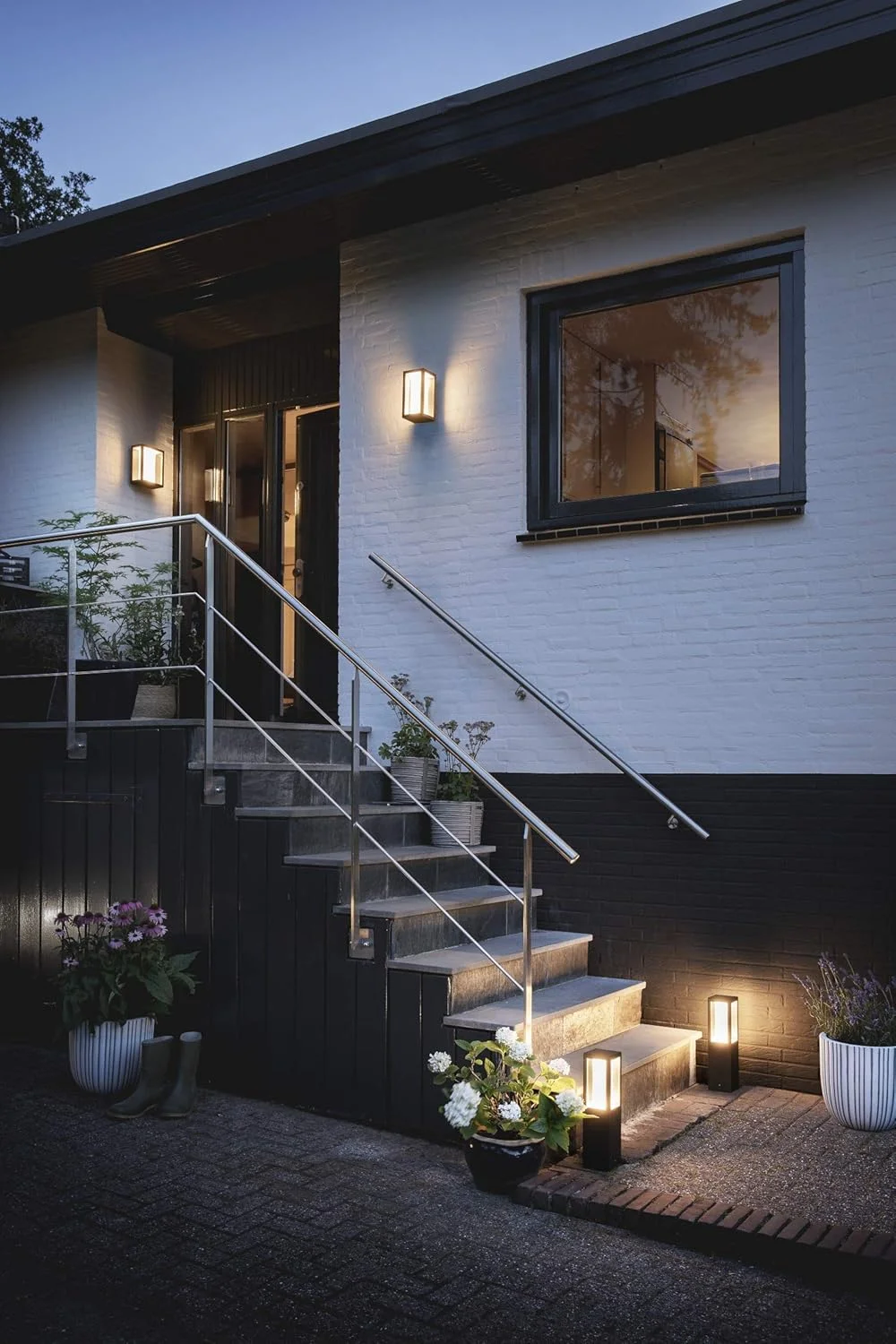 چراغ دیواری هوشمند LED فیلیپس Hue Impress White and Colour Ambiance مناسب فضای باز [باریک]، سازگار با الکسا، گوگل اسیستنت و اپل هوم کیت