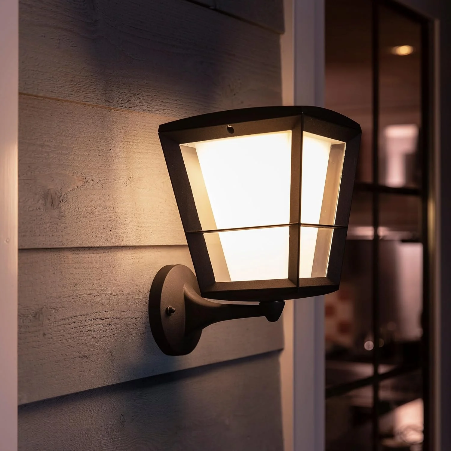 چراغ دیواری LED هوشمند Philips Hue White and Color Ambiance مدل Econic، مناسب فضای باز، دیمرپذیر، 16 میلیون رنگ، قابل کنترل از طریق اپلیکیشن، سازگار با Amazon Alexa چراغ دیواری LED هوشمند Philips Hue White and Color Ambiance مدل Econic، مناسب فضای باز، دیمرپذیر، 16 میلیون رنگ، قابل کنترل از طریق اپلیکیشن، سازگار با Amazon Alexa
