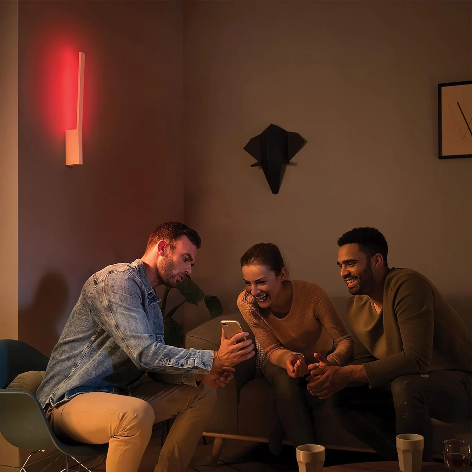 چراغ دیواری هوشمند ال ای دی Philips Hue Liane White and Colour Ambiance با بلوتوث، سفید، سازگار با Alexa، Google Assistant و Apple Homekit چراغ دیواری هوشمند ال ای دی Philips Hue Liane White and Colour Ambiance با بلوتوث، سفید، سازگار با Alexa، Google Assistant و Apple Homekit