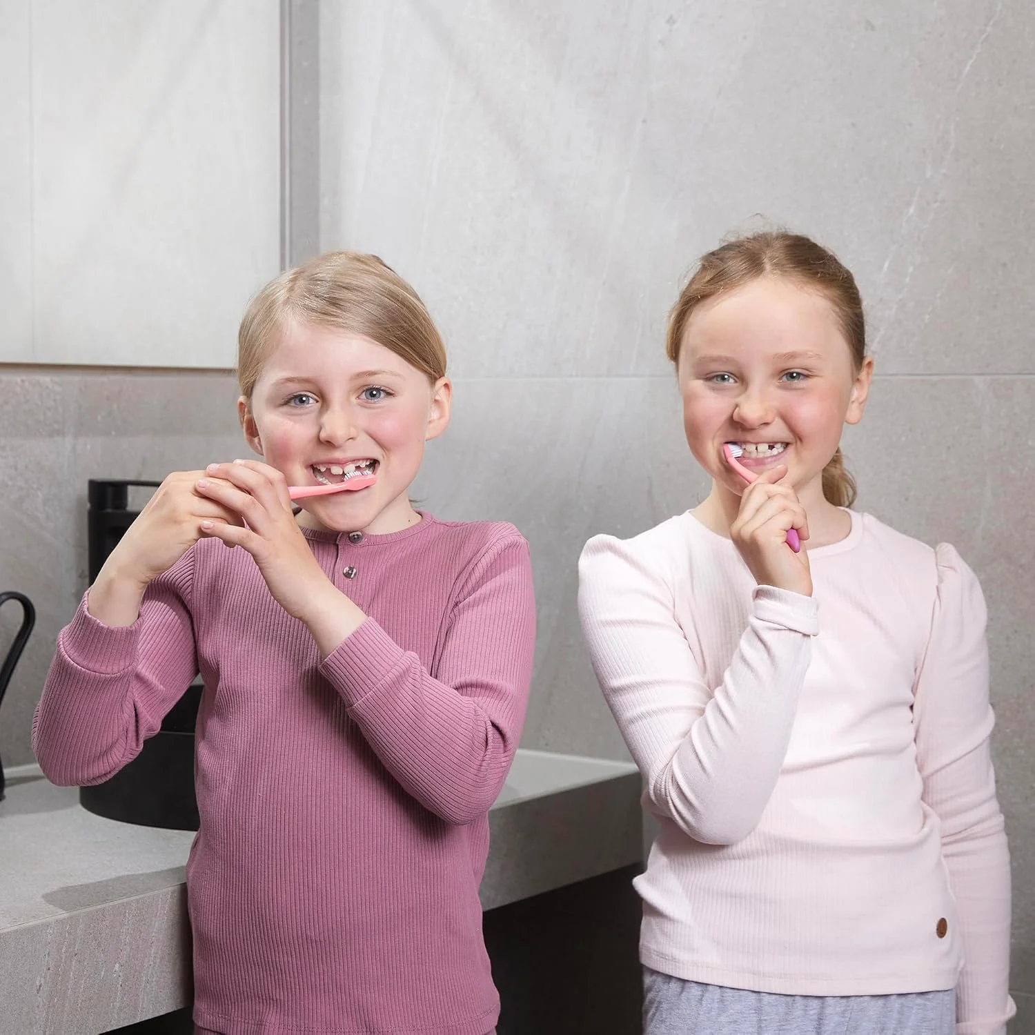 جردن* | مسواک مرحله 2 برای کودکان | مسواک برای سنین 3 تا 5 سال | برس های نرم، دسته ارگونومیک دوتایی و بدون BPA | رنگ آبی و سبز | بسته 4 عددی جردن* | مسواک مرحله 2 برای کودکان | مسواک برای سنین 3 تا 5 سال | برس های نرم، دسته ارگونومیک دوتایی و بدون BPA | رنگ آبی و سبز | بسته 4 عددی