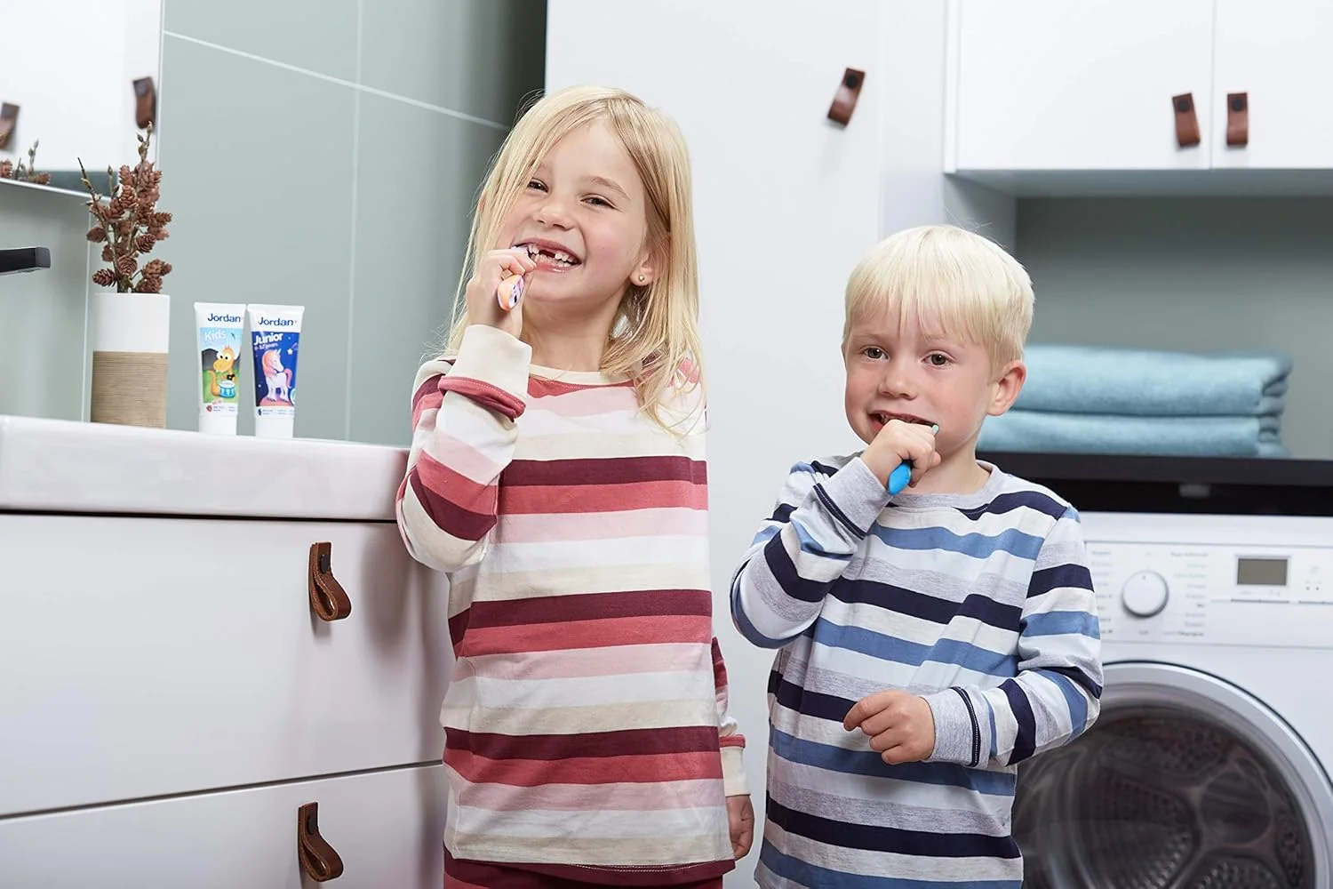 جردن* | مسواک مرحله 2 برای کودکان | مسواک برای سنین 3 تا 5 سال | برس های نرم، دسته ارگونومیک دوتایی و بدون BPA | رنگ آبی و سبز | بسته 4 عددی جردن* | مسواک مرحله 2 برای کودکان | مسواک برای سنین 3 تا 5 سال | برس های نرم، دسته ارگونومیک دوتایی و بدون BPA | رنگ آبی و سبز | بسته 4 عددی