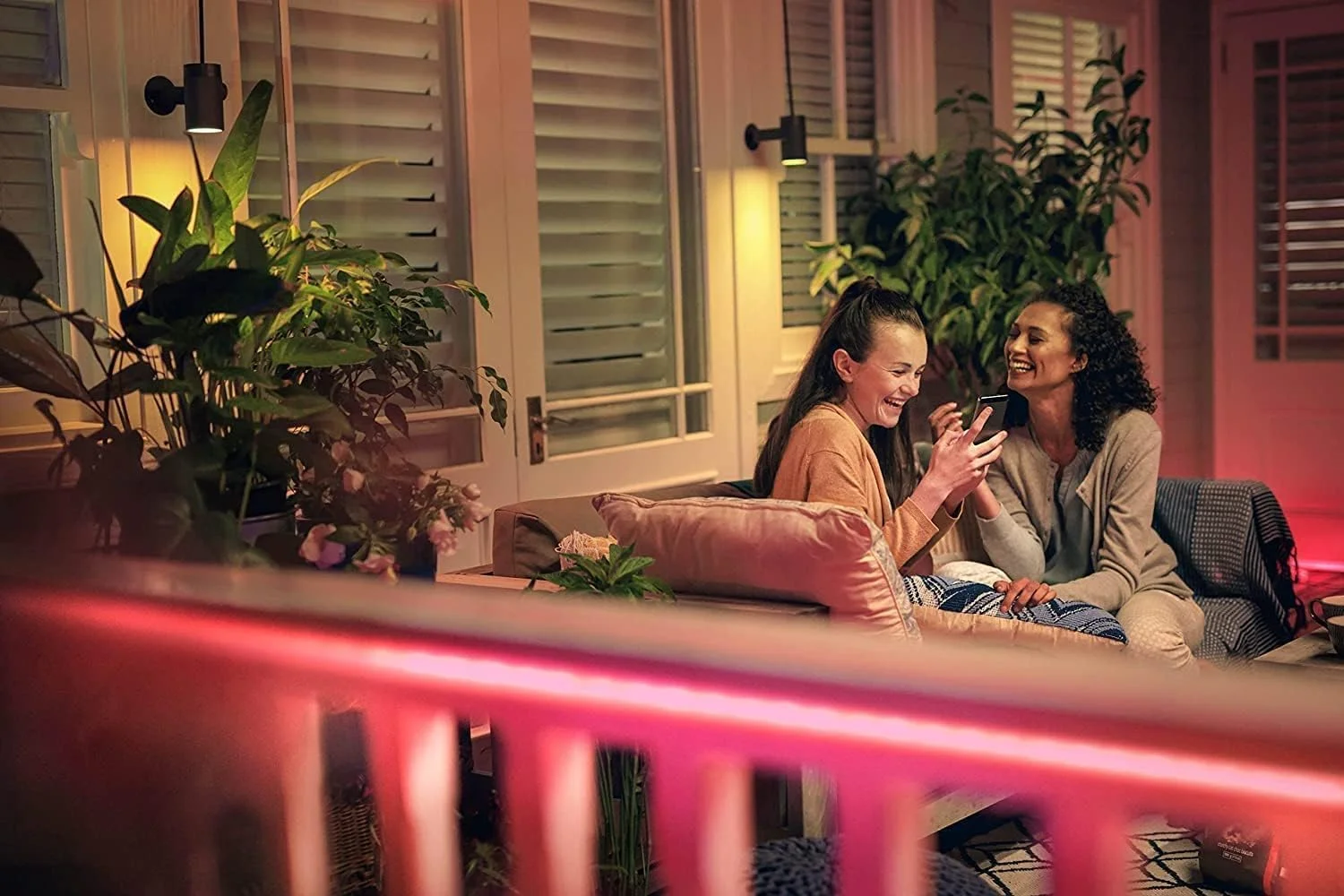 نوار نور 2 متری Philips Hue White & Color Ambience مناسب فضای باز، سازگار با الکسا، گوگل اسیستنت و اپل هوم کیت + سنسور فضای باز نوار نور 2 متری Philips Hue White & Color Ambience مناسب فضای باز، سازگار با الکسا، گوگل اسیستنت و اپل هوم کیت + سنسور فضای باز