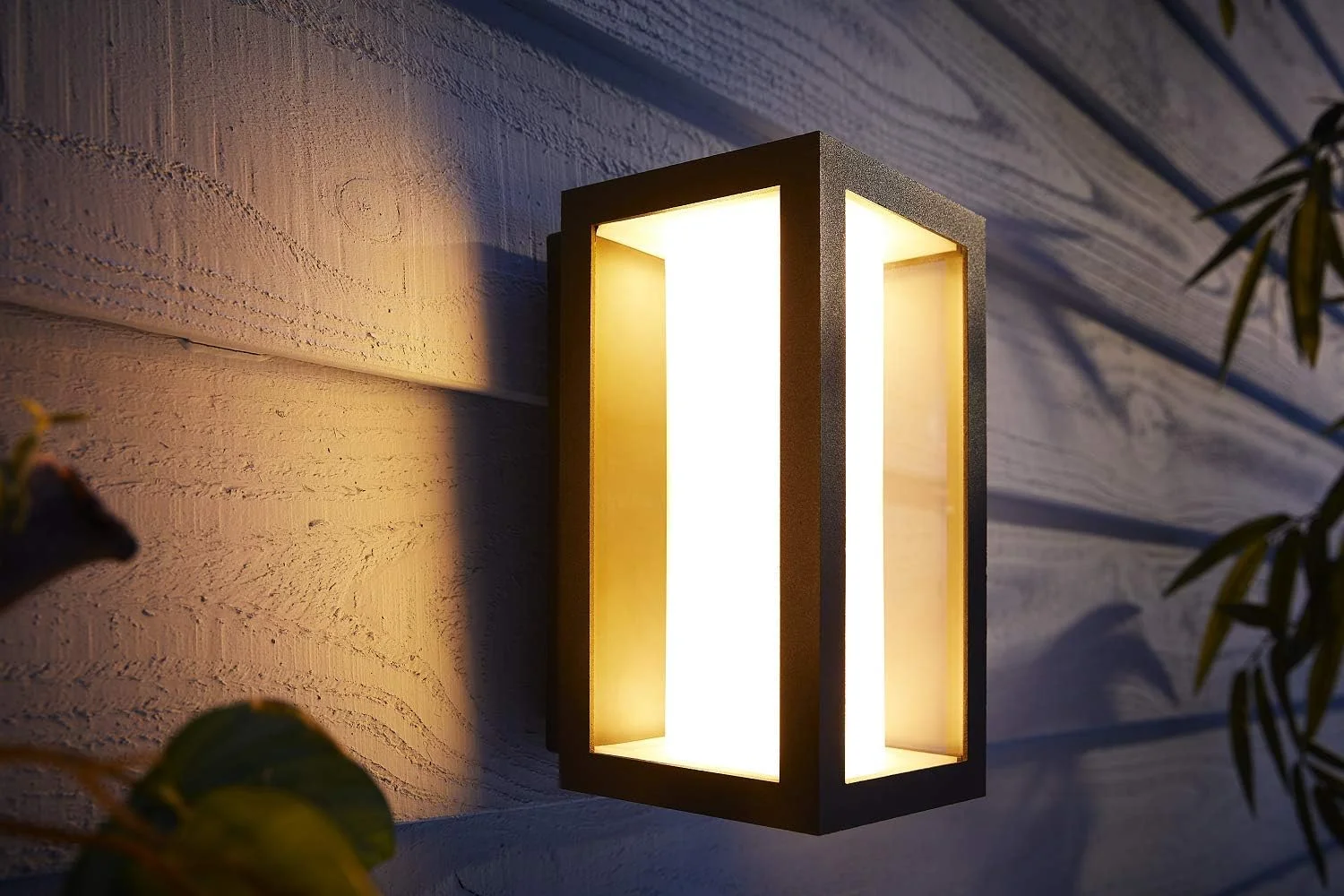 چراغ دیواری هوشمند LED باغی Philips Hue Impress White and Colour Ambiance [باریک]، سازگار با الکسا، گوگل اسیستنت و اپل هوم کیت