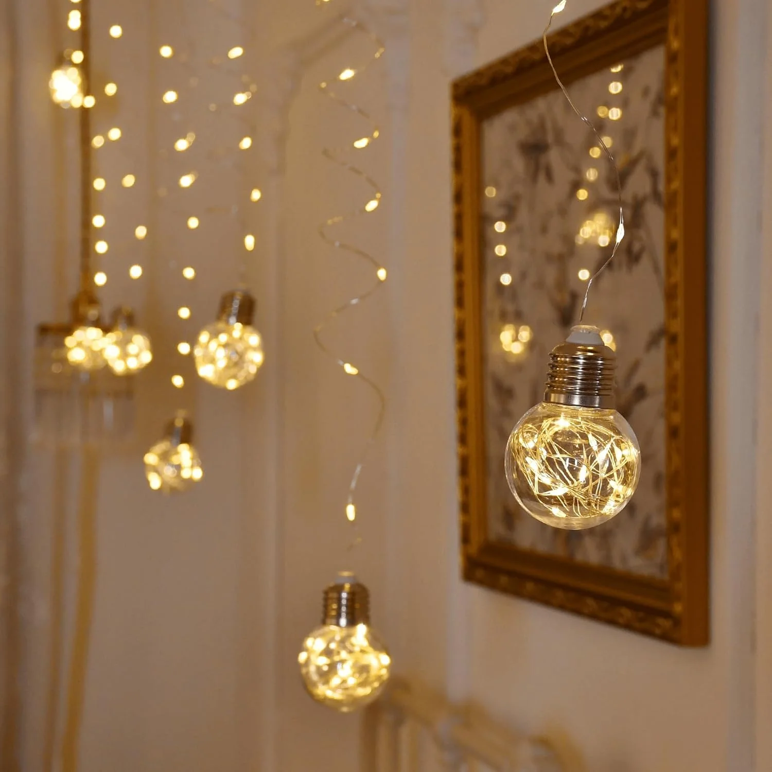 چراغ پرده ای 200 LED طرح گوی آرزو با ریموت کنترل، تغذیه از طریق USB و باتری، چراغ های رشته ای پری نورانی برای عروسی، مهمانی، اتاق خواب، کریسمس، دکوراسیون داخلی و خارجی (سفید گرم) چراغ پرده ای 200 LED طرح گوی آرزو با ریموت کنترل، تغذیه از طریق USB و باتری، چراغ های رشته ای پری نورانی برای عروسی، مهمانی، اتاق خواب، کریسمس، دکوراسیون داخلی و خارجی (سفید گرم)