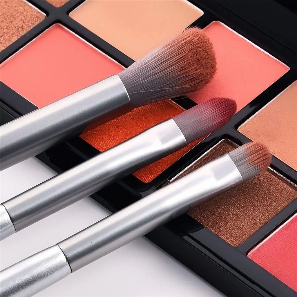 ست 10 عددی برس آرایشی نقره ای شامل برس پودر، کرم پودر، رژگونه، کانتور، کانسیلر، سایه چشم، ابرو و ابزار آرایش ست 10 عددی برس آرایشی نقره ای شامل برس پودر، کرم پودر، رژگونه، کانتور، کانسیلر، سایه چشم، ابرو و ابزار آرایش