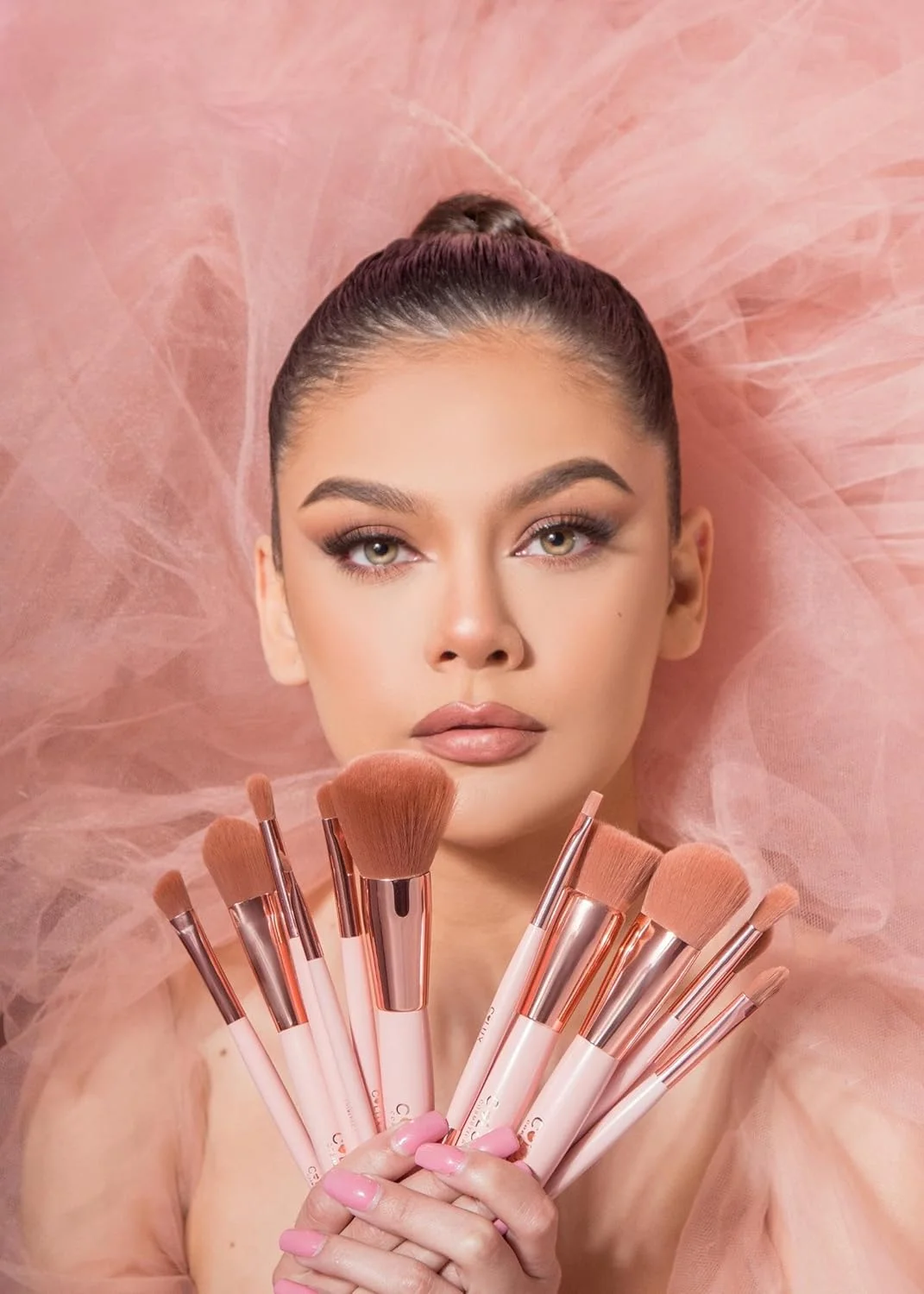 ست برس آرایشی 24 تکه Hug and Kisses - طراحی صورتی ملایم، موهای مصنوعی بدون تست حیوانی، کیت کامل برس صورت و چشم به همراه نگهدارنده مناسب مسافرت - ایده آل برای مبتدیان، حرفه ای ها و هدیه ست برس آرایشی 24 تکه Hug and Kisses - طراحی صورتی ملایم، موهای مصنوعی بدون تست حیوانی، کیت کامل برس صورت و چشم به همراه نگهدارنده مناسب مسافرت - ایده آل برای مبتدیان، حرفه ای ها و هدیه