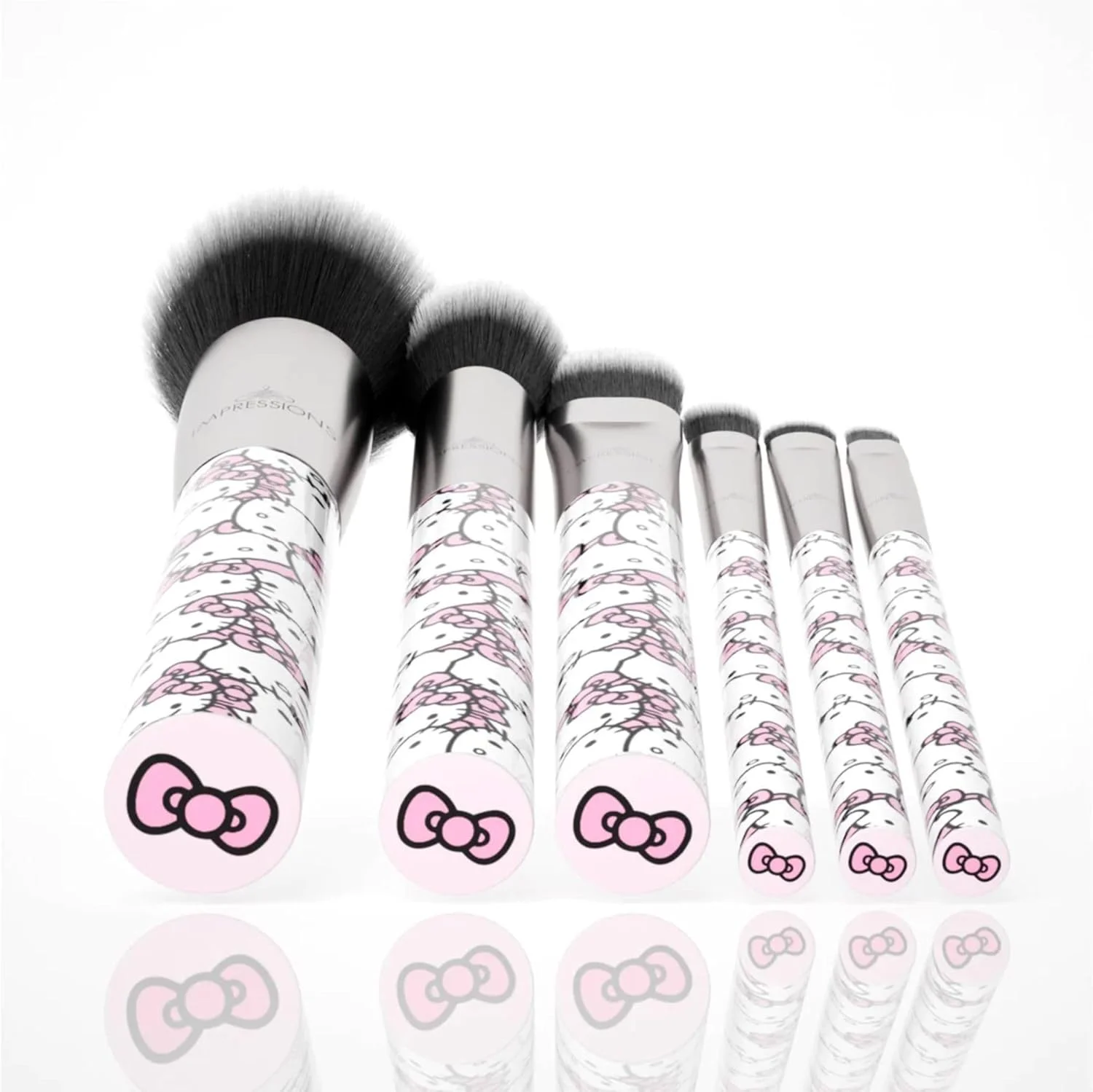 ست برس آرایشی 6 تکه طرح Hello Kitty از IMPRESSIONS VANITY، برسهای فوقالعاده نرم و زیبا برای کرم پودر، پودر صورت، ترکیب آرایش، سایه چشم و خط چشم ست برس آرایشی 6 تکه طرح Hello Kitty از IMPRESSIONS VANITY، برسهای فوقالعاده نرم و زیبا برای کرم پودر، پودر صورت، ترکیب آرایش، سایه چشم و خط چشم