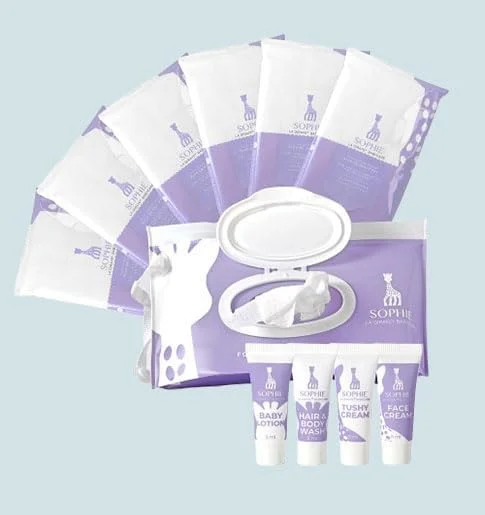 ست مراقبت از نوزاد ارگانیک Sophie la Girafe Babycare Tiny Traveler - کیت مسافرتی مناسب کیف پوشک با 4 محصول ضروری + کیف دستمال مرطوب قابل استفاده مجدد + 6 بسته دستمال 20 عددی - مورد تایید TSA و سازگار با محیط زیست
