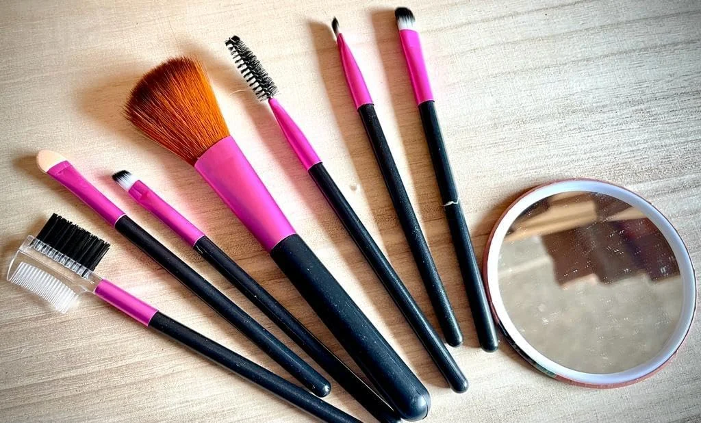ست برس آرایشی گرتزومال با آینه، مجموعه 8 عددی برای آرایش سایه چشم، برس لب، برس هایلایتر، برس کرم پودر، برس سایه چشم، برس ابرو - چند رنگ