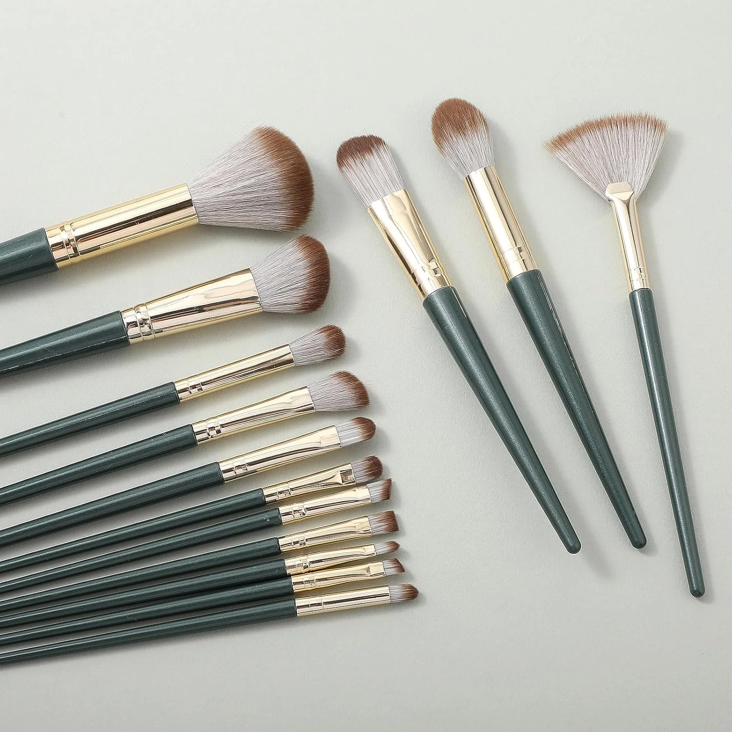 ست برس آرایشی Gjinxi شامل 14 عدد برس سایه چشم، برس کرم پودر، ابزار چند منظوره آرایش مناسب برای کانتور صورت، کانسیلر پودری، زیبایی چشم، جشن بالماسکه، هدیه برای علاقه مندان به آرایش (سبز)