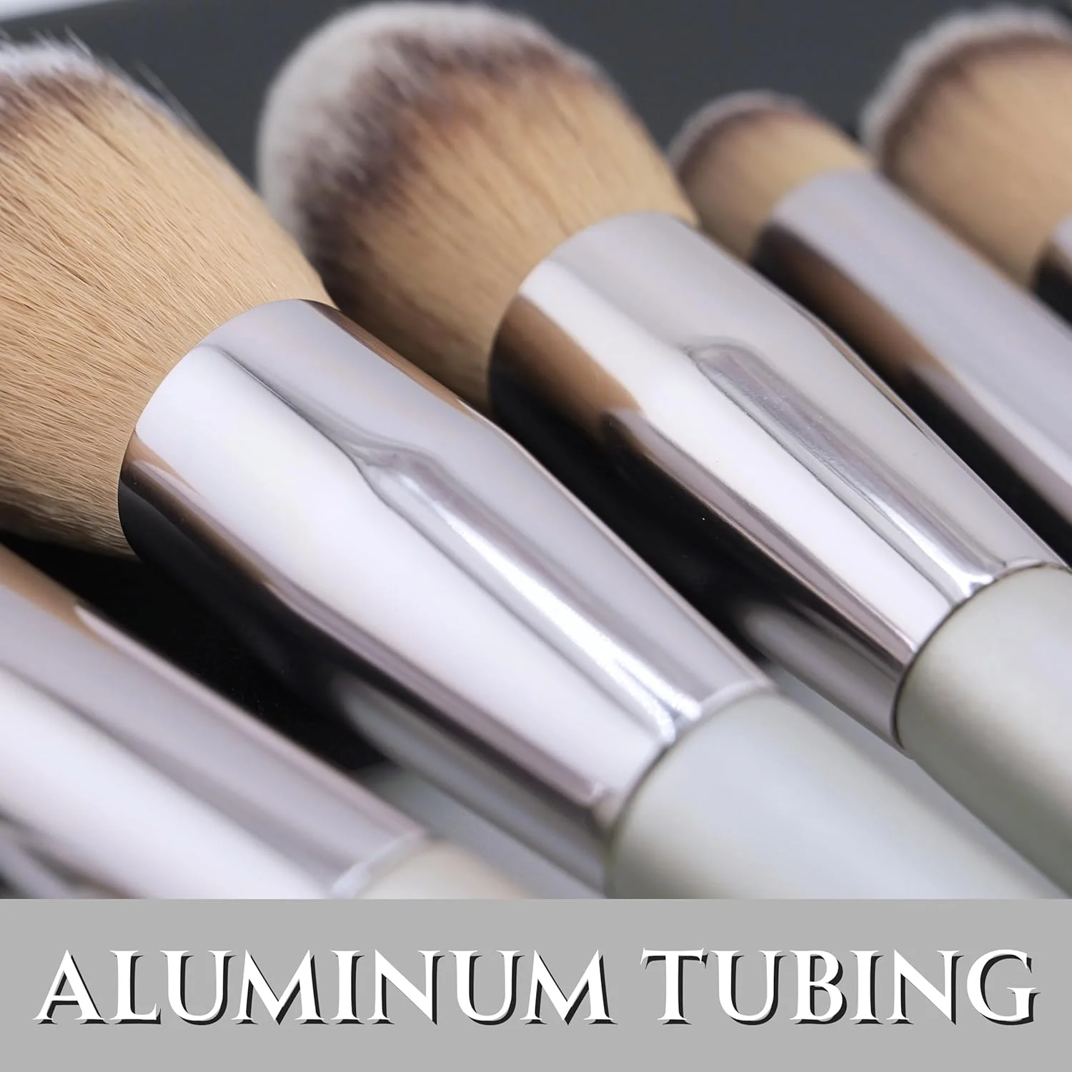 ست براش آرایشی شیک با کیف – ست 10 عددی براش آرایشی حرفه ای نقره ای براق برای کرم پودر، پودر، رژگونه، سایه چشم و کانسیلر – ست براش مسافرتی با کیف