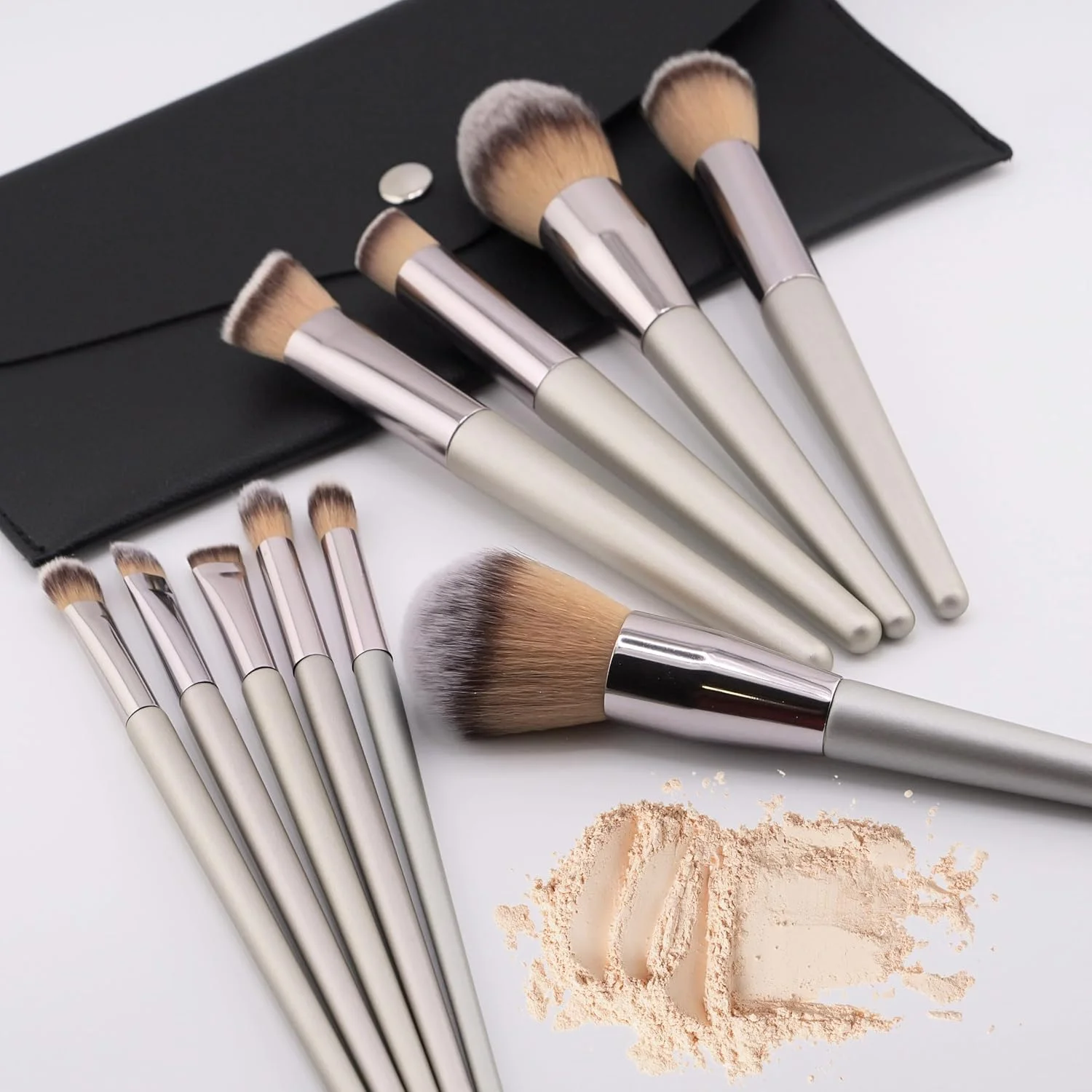 ست براش آرایشی شیک با کیف – ست 10 عددی براش آرایشی حرفه ای نقره ای براق برای کرم پودر، پودر، رژگونه، سایه چشم و کانسیلر – ست براش مسافرتی با کیف