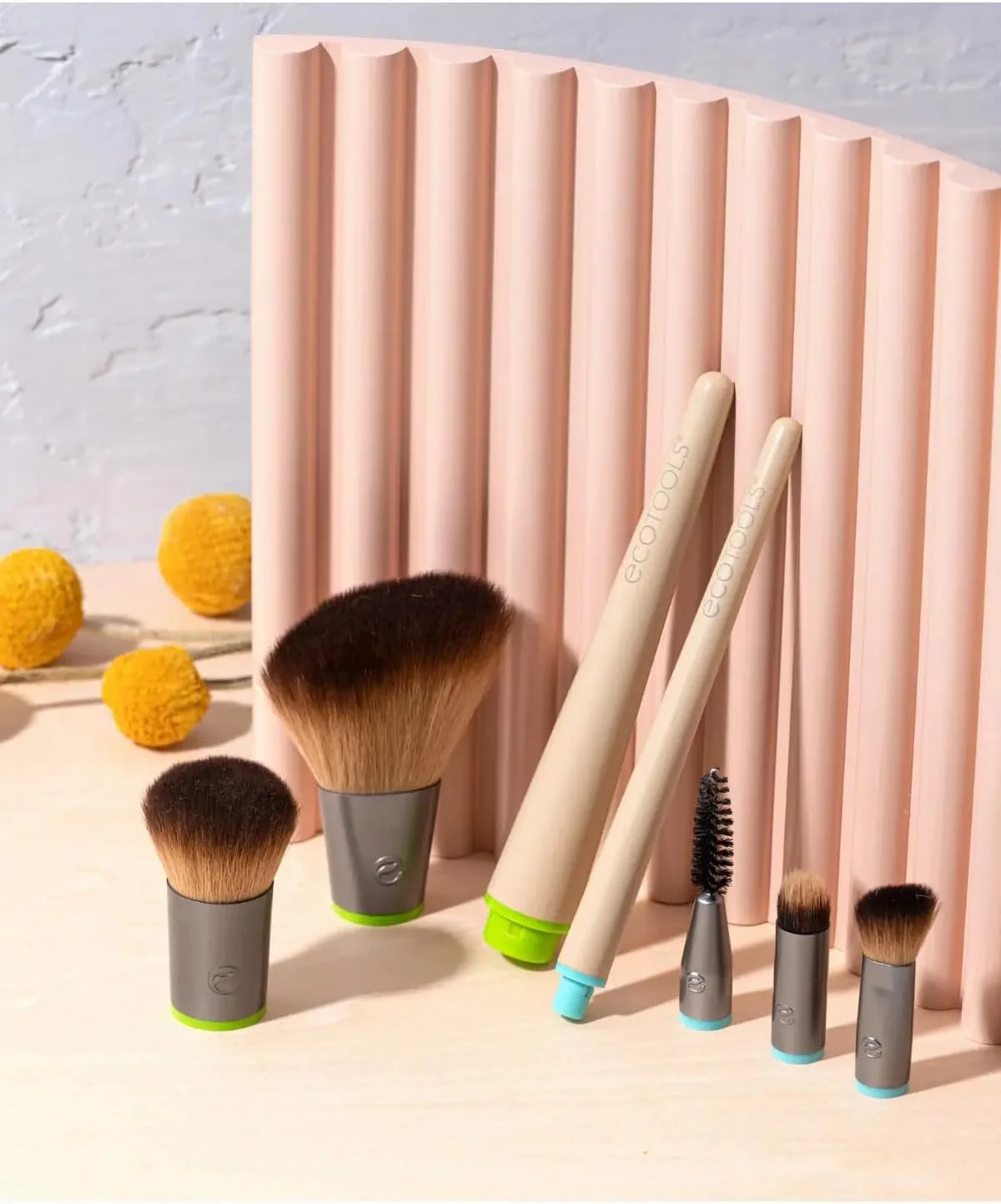ست برس آرایشی صورت Ecotools Daily Essentials Interchangeables با 5 برس، 2 دسته و جعبه نگهداری، قهوه ای/مشکی ست برس آرایشی صورت Ecotools Daily Essentials Interchangeables با 5 برس، 2 دسته و جعبه نگهداری، قهوه ای/مشکی