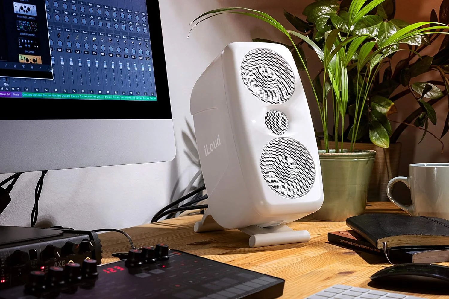 اسپیکر مانیتور استودیویی IK Multimedia iLoud MTM - رزولوشن بالا، جمع و جور (تکی)، سفید، IP-ILOUD-MTMW-IN اسپیکر مانیتور استودیویی IK Multimedia iLoud MTM - رزولوشن بالا، جمع و جور (تکی)، سفید، IP-ILOUD-MTMW-IN