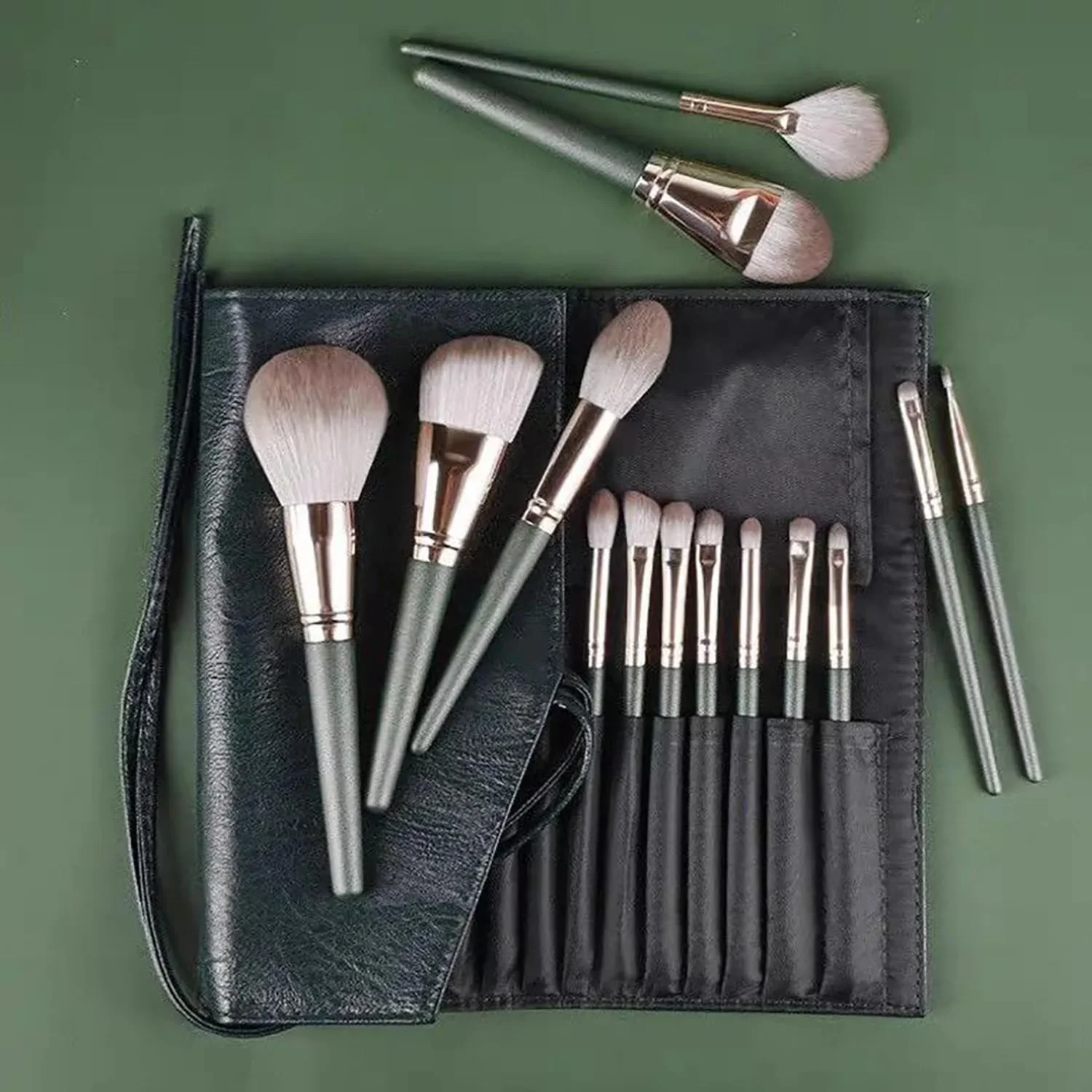 ست براش آرایشی ۱۴ تکه Cloudlyn، براش های کرم پودر مصنوعی ممتاز، پودر، رژگونه، کانسیلر، سایه چشم، براش های آرایش صورت، کیت براش آرایشی حرفه ای با کیف چرمی PU سبز