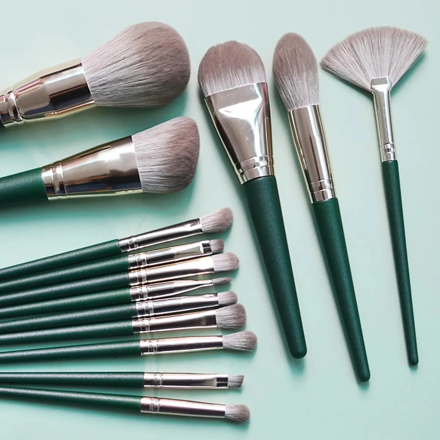 ست براش آرایشی ۱۴ تکه Cloudlyn، براش های کرم پودر مصنوعی ممتاز، پودر، رژگونه، کانسیلر، سایه چشم، براش های آرایش صورت، کیت براش آرایشی حرفه ای با کیف چرمی PU سبز