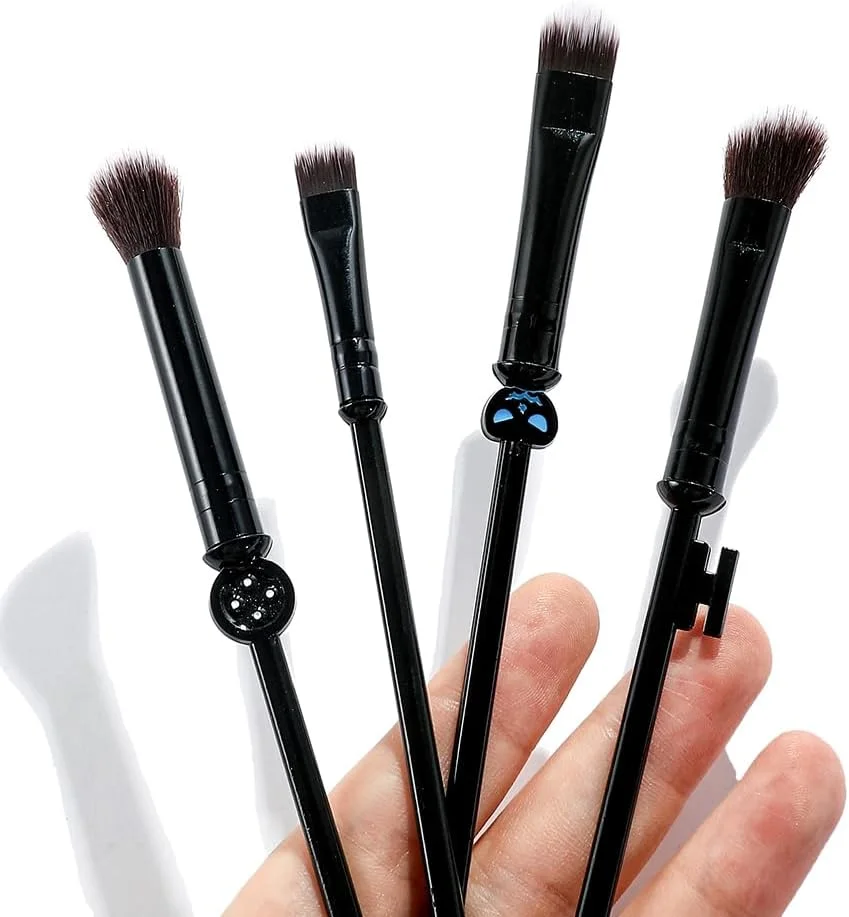 ست براش آرایشی بولباسور فیلم ترسناک کورالین - ست براش آرایشی جذاب زنانه هالووین کورالین، مجموعه یادبود فلزی، کیف بند دار نقره ای (ست براش آرایشی)