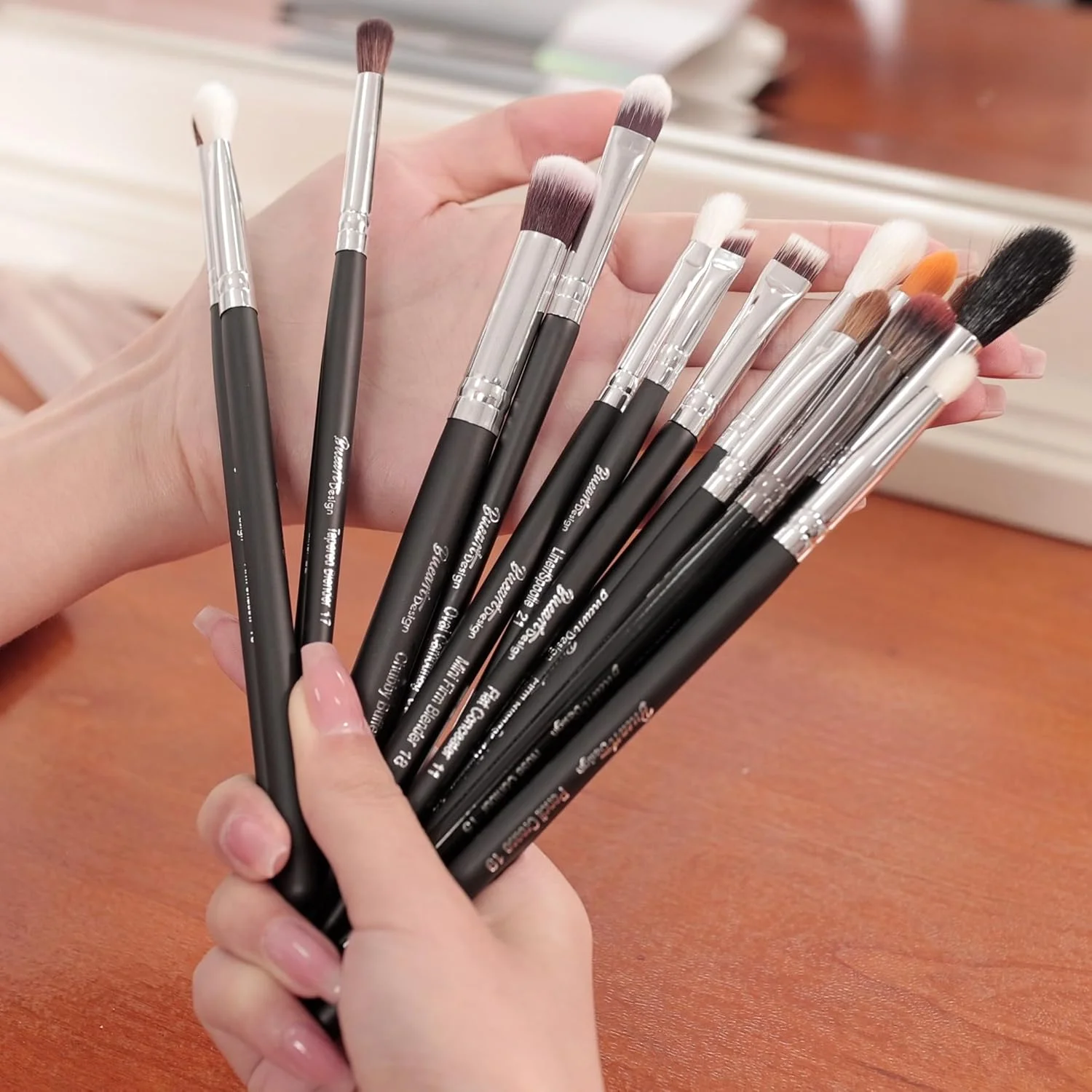 ست 16 عددی برس آرایشی چشم Bueart Design Pro برای سایه چشم، ابرو، خط چشم، مژه، برس ترکیبی سایه چشم موی طبیعی، ست برس آرایشی ضروری روزانه با موهای بز و اسبچه ممتاز