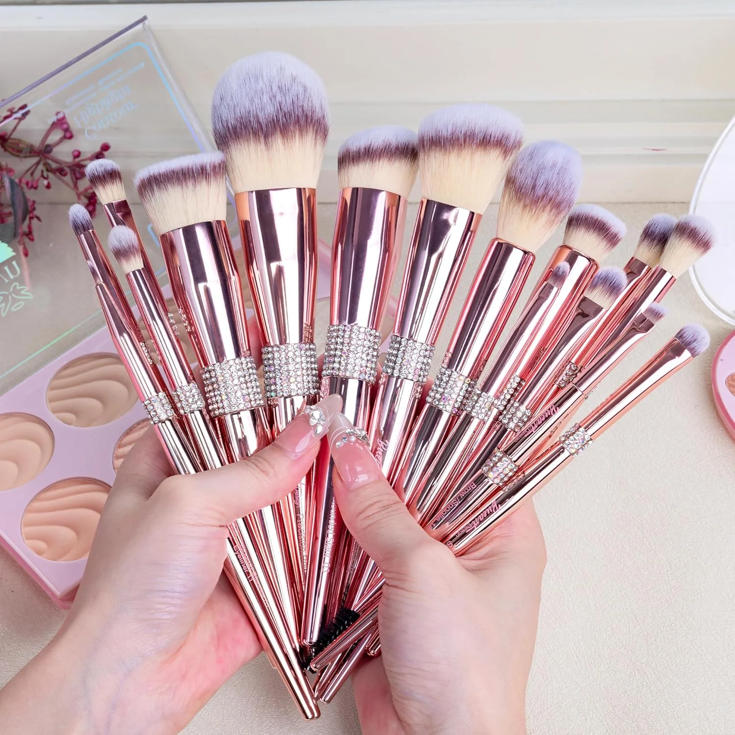 ست براش آرایشی حرفه ای Bueart، 16 تکه رزگلد با دسته های نگین دار، هولدر صورتی ست براش آرایشی حرفه ای Bueart، 16 تکه رزگلد با دسته های نگین دار، هولدر صورتی