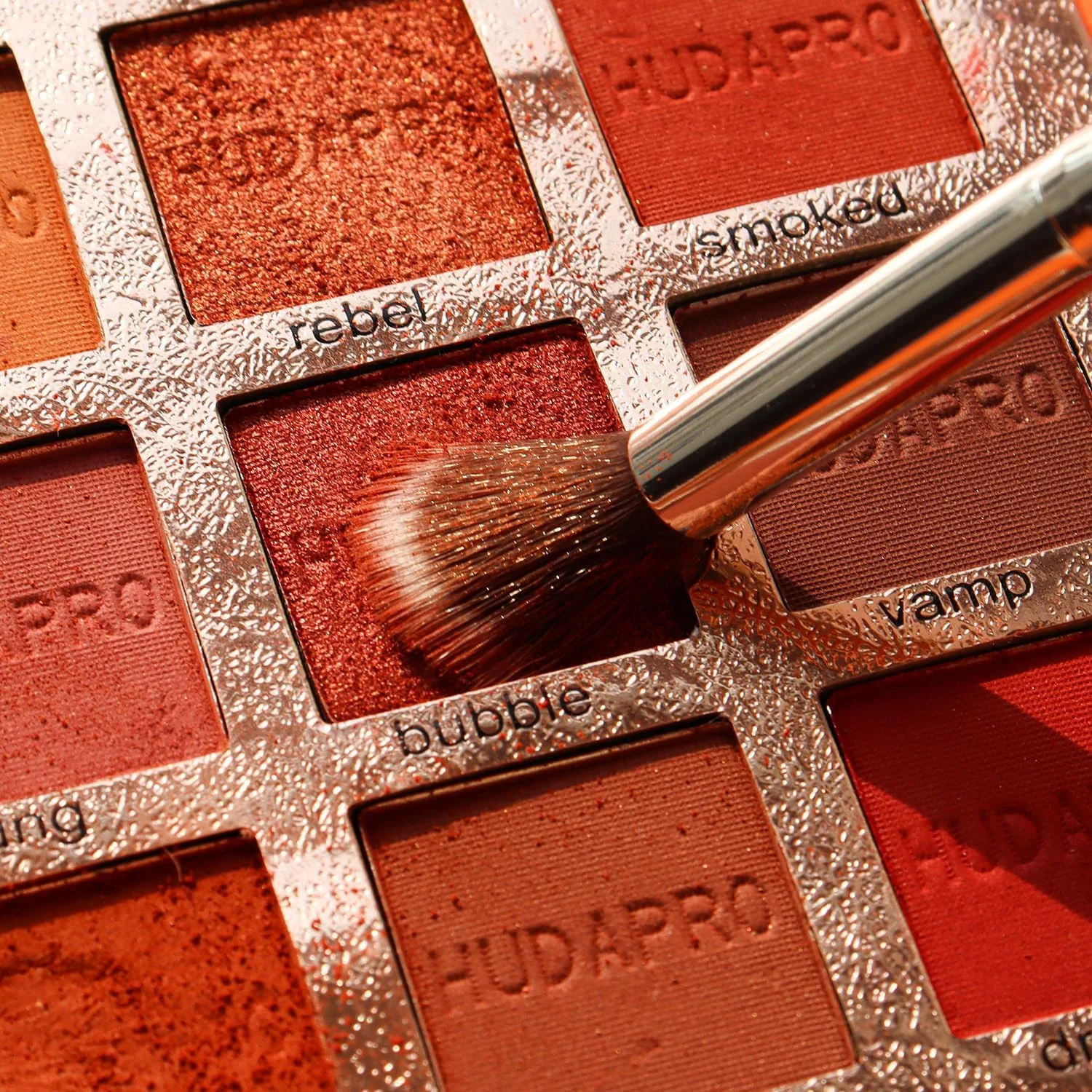 ست برس آرایشی BEAKEY، برس های حرفه ای برای کرم پودر، سایه چشم، کانسیلر، رژگونه، پودر برنزه کننده، 2 اسفنج بلندر با جعبه کاغذی زیبا