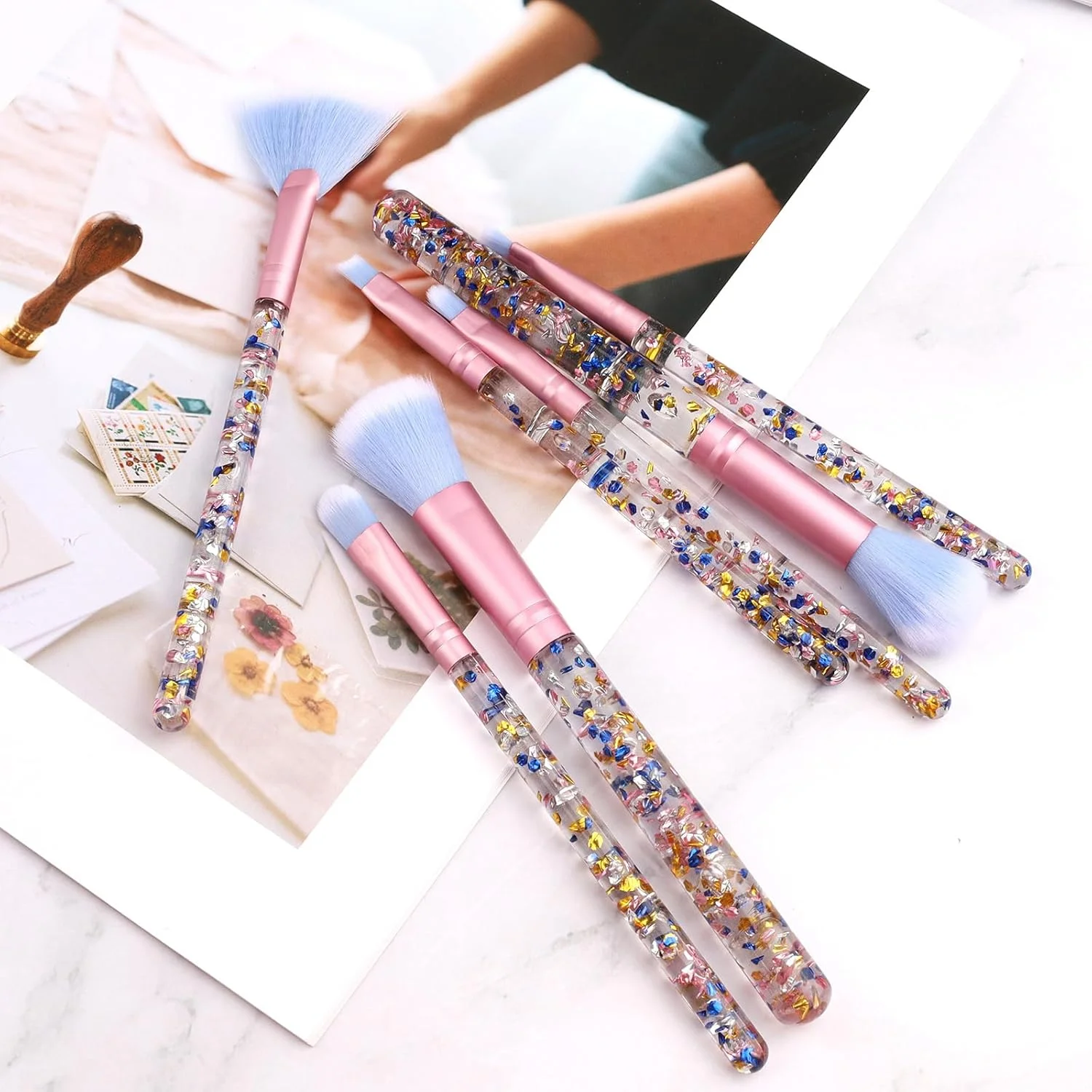 ست برس آرایشی 7 تکه کریستالی اکلیلی - برس های حرفه ای ترکیب کننده با دسته پولک دار، ست برس زیبایی زیبا برای رژگونه، کرم پودر، هایلایتر، کانسیلر، ابرو، لب و برس های بادبزنی برای دختران ست برس آرایشی 7 تکه کریستالی اکلیلی - برس های حرفه ای ترکیب کننده با دسته پولک دار، ست برس زیبایی زیبا برای رژگونه، کرم پودر، هایلایتر، کانسیلر، ابرو، لب و برس های بادبزنی برای دختران