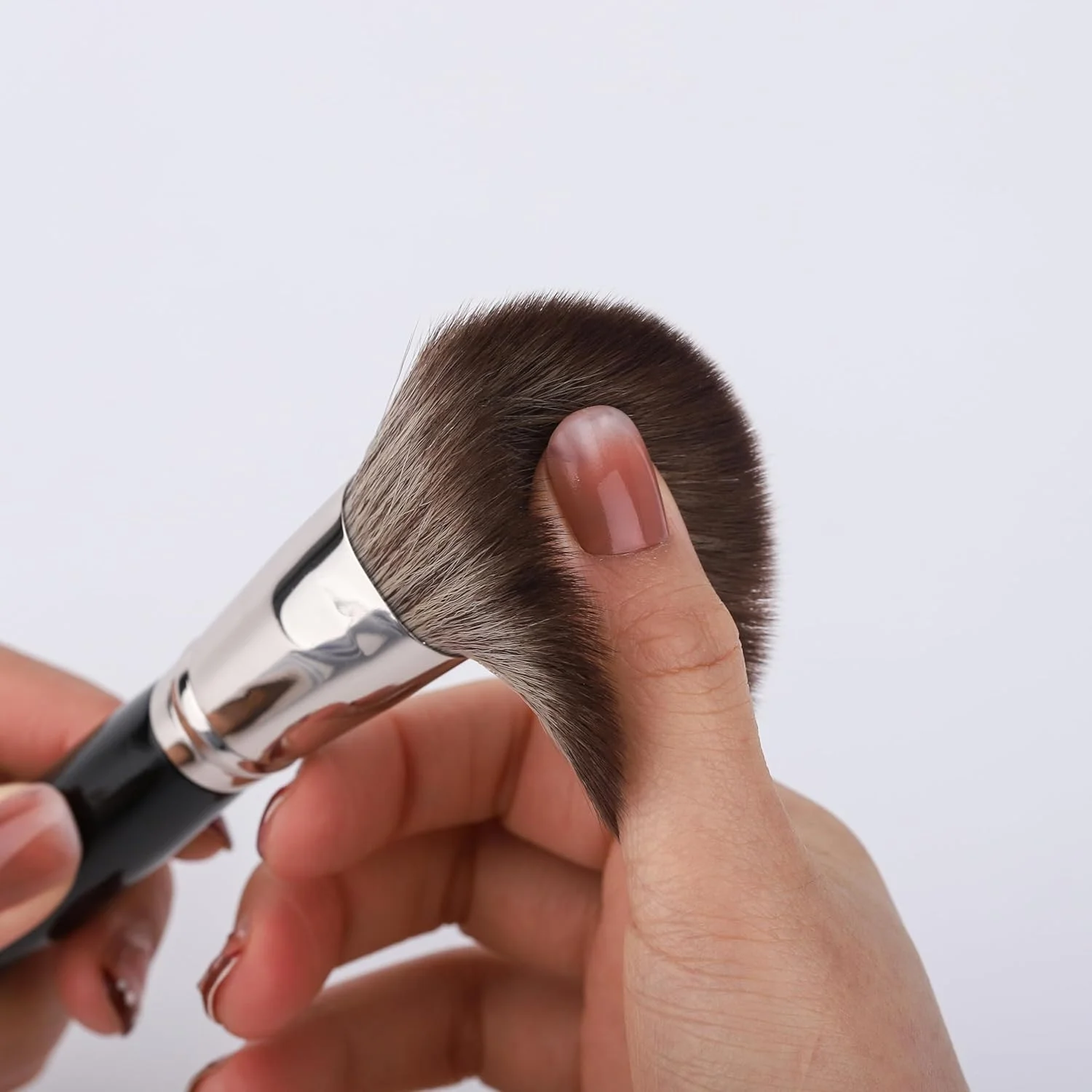 ست براش آرایشی 12 عددی مشکی نقره ای BRUSH ARTIST به همراه کیف نخی، اسفنج کرم پودر، براش پودر صورت، براش کانتور، براش رژگونه، براش سایه چشم، براش ابرو، براش کانسیلر ست براش آرایشی 12 عددی مشکی نقره ای BRUSH ARTIST به همراه کیف نخی، اسفنج کرم پودر، براش پودر صورت، براش کانتور، براش رژگونه، براش سایه چشم، براش ابرو، براش کانسیلر