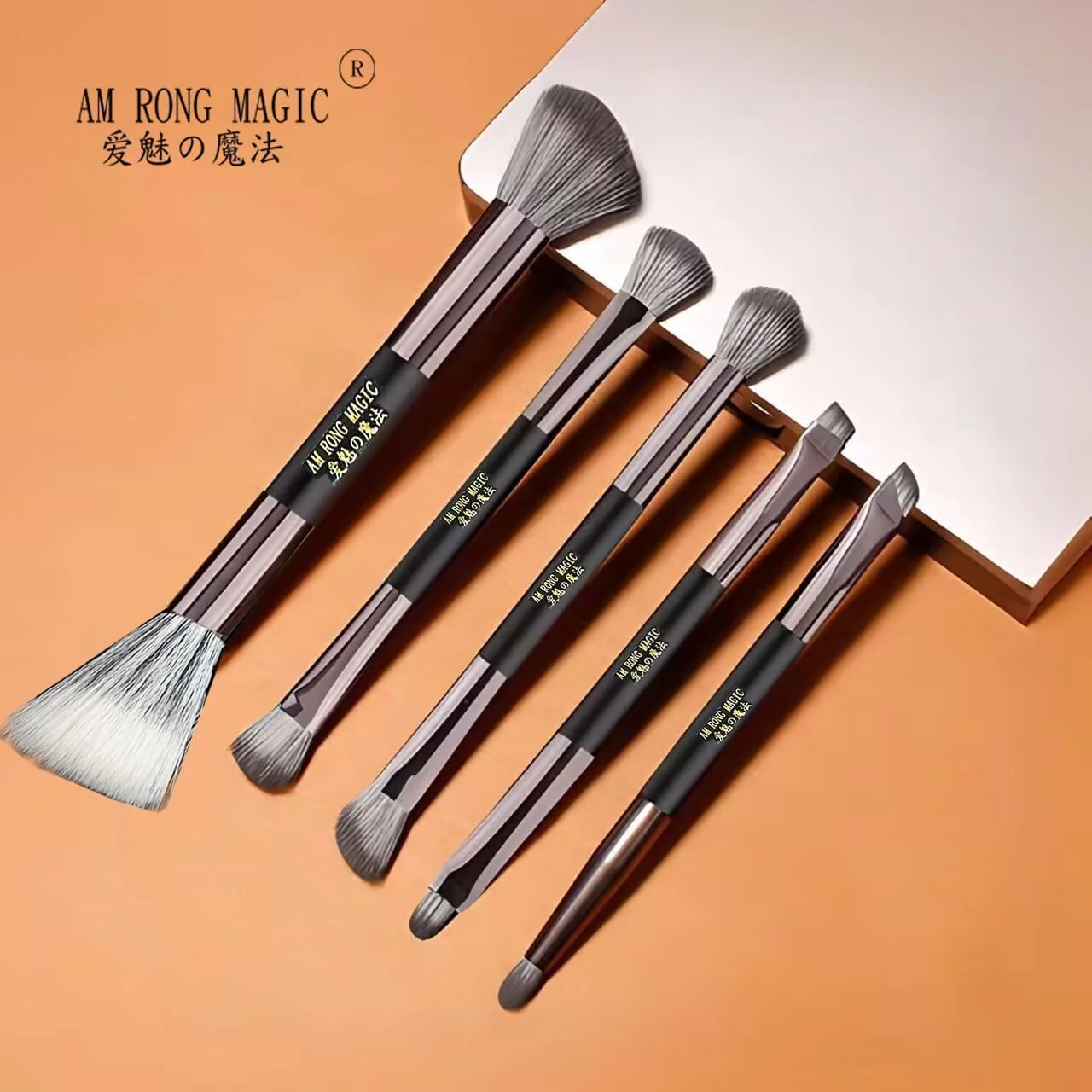 ست برس آرایشی مسافرتی AM RONG MAGIC، شامل برس کرم پودر، پودر، کانسیلر، سایه چشم، به همراه آینه، 5 عدد برس مینی آرایشی (مشکی مایل به خاکستری)