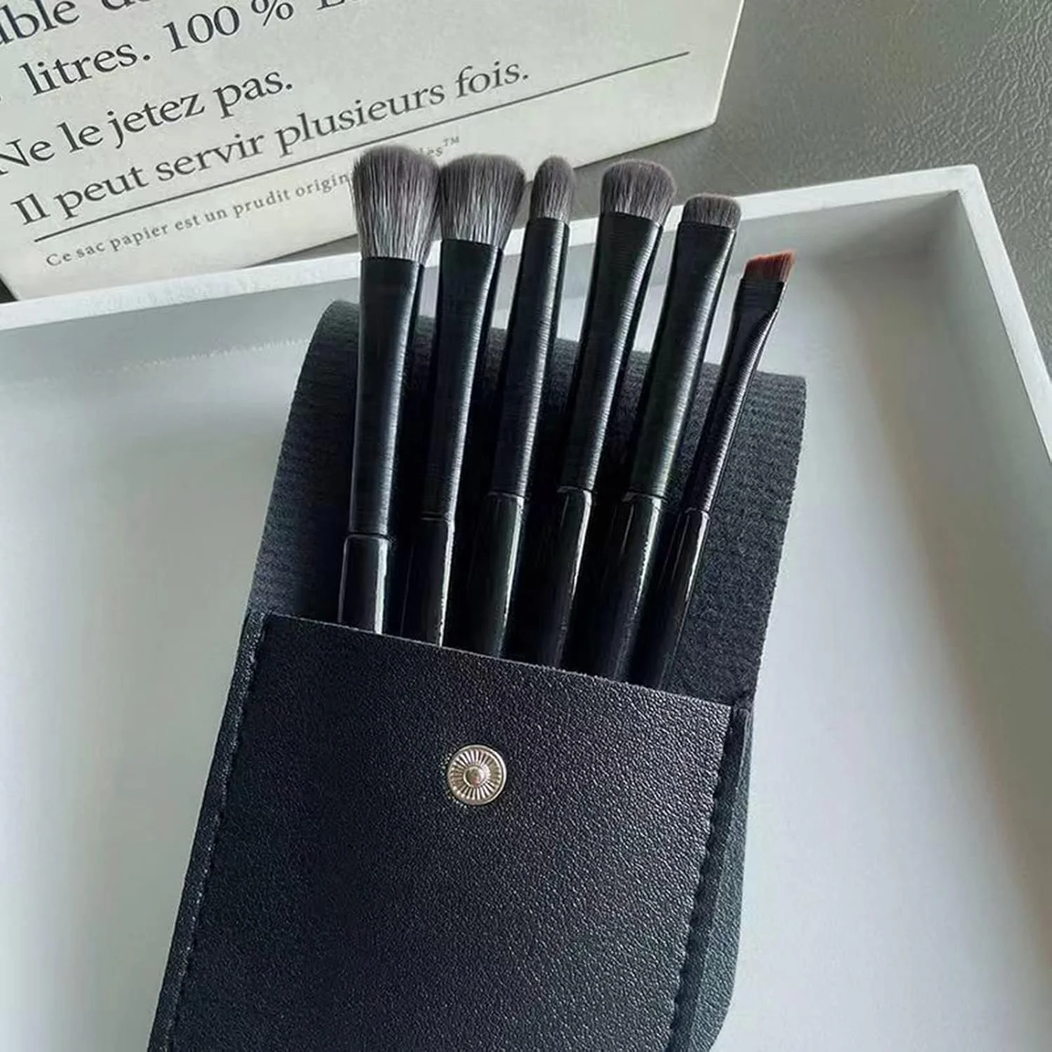 ست 6 عددی برس آرایش چشم، برس های مصنوعی ممتاز، برس ترکیب سایه چشم، برس خط چشم، برس زاویه دار، ابزار دقیق سایه چشم برای ترکیب، مشخص کردن، پخش کردن و سایه زدن، همراه با کیف برس آرایش ست 6 عددی برس آرایش چشم، برس های مصنوعی ممتاز، برس ترکیب سایه چشم، برس خط چشم، برس زاویه دار، ابزار دقیق سایه چشم برای ترکیب، مشخص کردن، پخش کردن و سایه زدن، همراه با کیف برس آرایش