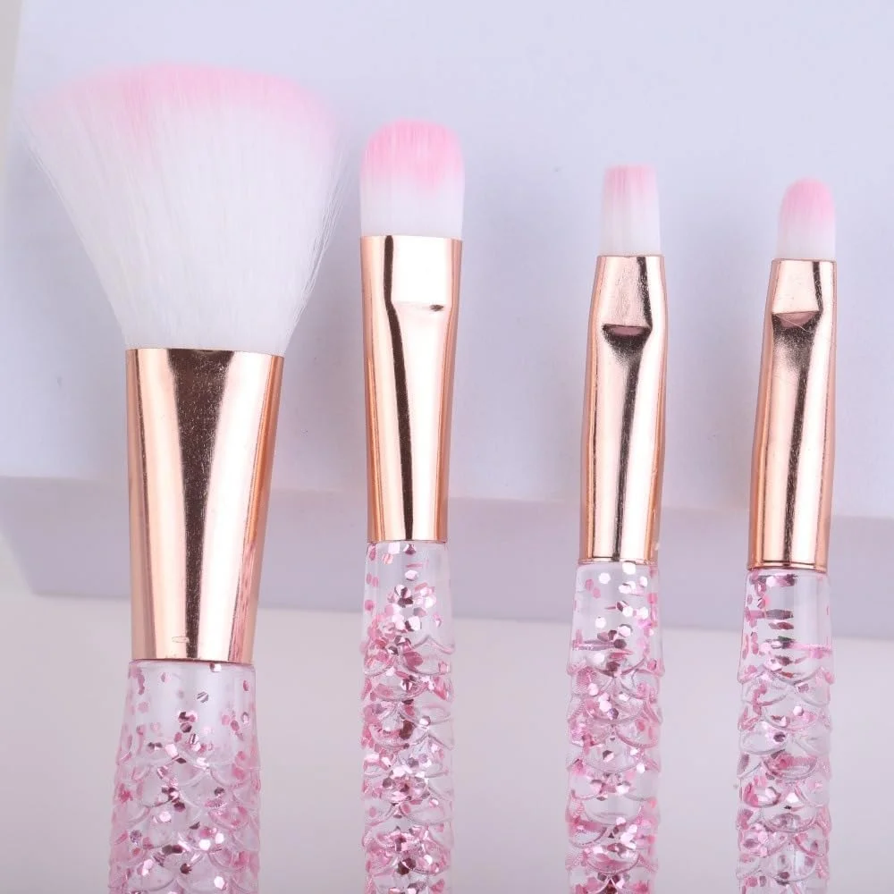 ست برس آرایشی 4 عددی با دسته کریستالی و طراحی دم پری دریایی، موهای فوق العاده نرم برای آرایش بی نقص و براق، برس های آرایشی اکلیلی رنگین کمانی 18 سانتی متر (صورتی) ست برس آرایشی 4 عددی با دسته کریستالی و طراحی دم پری دریایی، موهای فوق العاده نرم برای آرایش بی نقص و براق، برس های آرایشی اکلیلی رنگین کمانی 18 سانتی متر (صورتی)