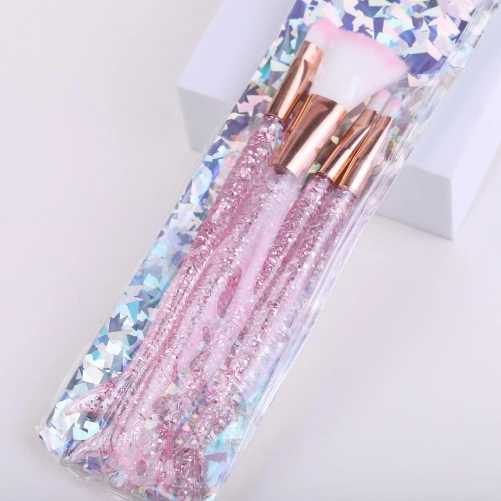 ست برس آرایشی 4 عددی با دسته کریستالی و طراحی دم پری دریایی، موهای فوق العاده نرم برای آرایش بی نقص و براق، برس های آرایشی اکلیلی رنگین کمانی 18 سانتی متر (صورتی) ست برس آرایشی 4 عددی با دسته کریستالی و طراحی دم پری دریایی، موهای فوق العاده نرم برای آرایش بی نقص و براق، برس های آرایشی اکلیلی رنگین کمانی 18 سانتی متر (صورتی)