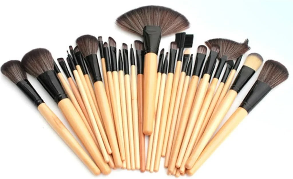 ست ۳۲ عددی برس آرایشی حرفه ای، دسته چوبی با کیف چرمی، مشکی ست ۳۲ عددی برس آرایشی حرفه ای، دسته چوبی با کیف چرمی، مشکی