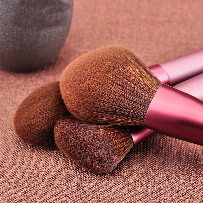 ست 14 عددی برس آرایشی گردو، شامل برس کرم پودر، رژگونه، سایه چشم، کانتور، رژ لب، موی مصنوعی به همراه کیف چرمی PU