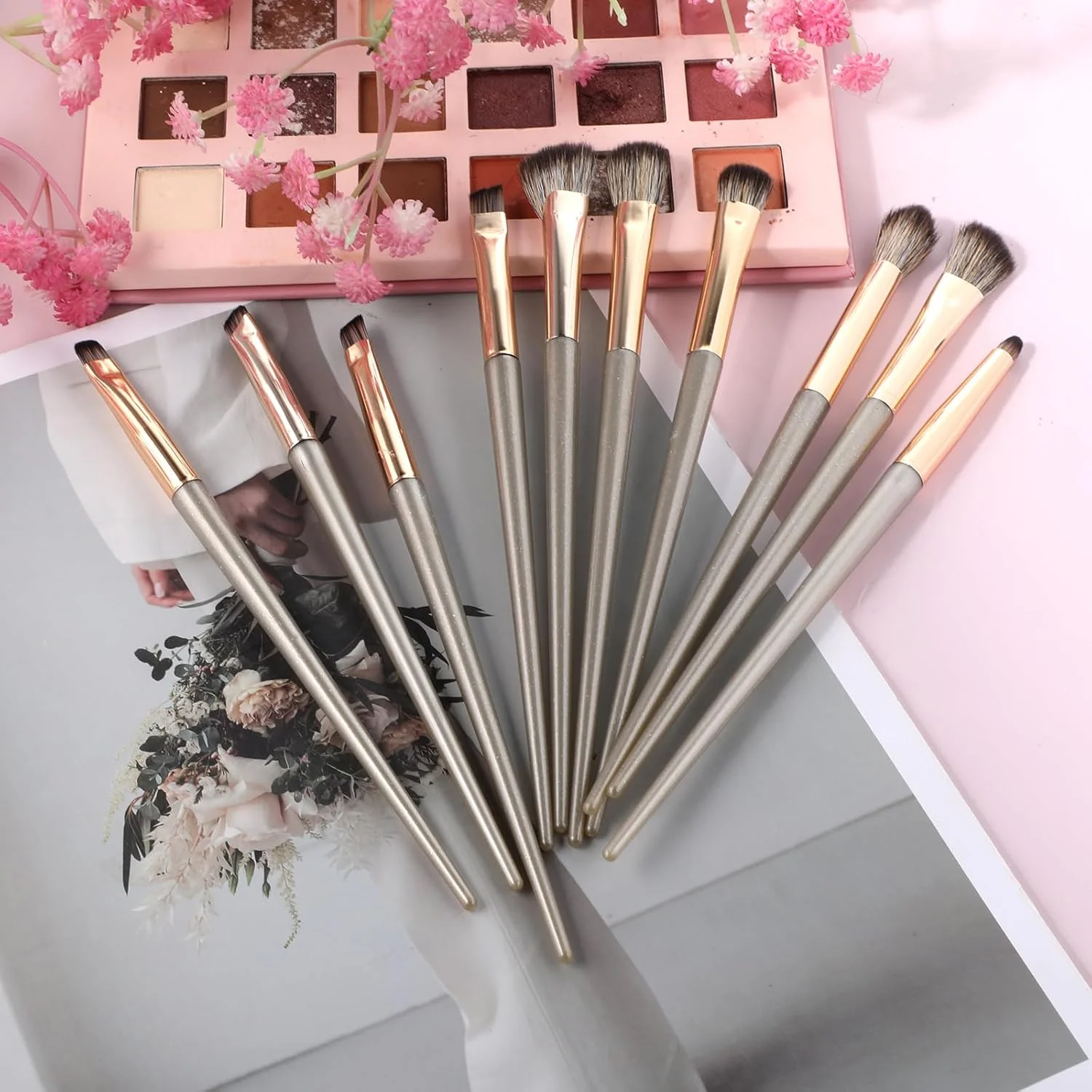 ست 10 عددی برس آرایشی حرفه ای ابرو و خط چشم طلایی، برس سایه چشم کوچک، برس سایه چشم کرکی، برس ابرو زاویه دار برای ترکیب سایه چشم، ابرو، خط چشم و کانسیلر ست 10 عددی برس آرایشی حرفه ای ابرو و خط چشم طلایی، برس سایه چشم کوچک، برس سایه چشم کرکی، برس ابرو زاویه دار برای ترکیب سایه چشم، ابرو، خط چشم و کانسیلر