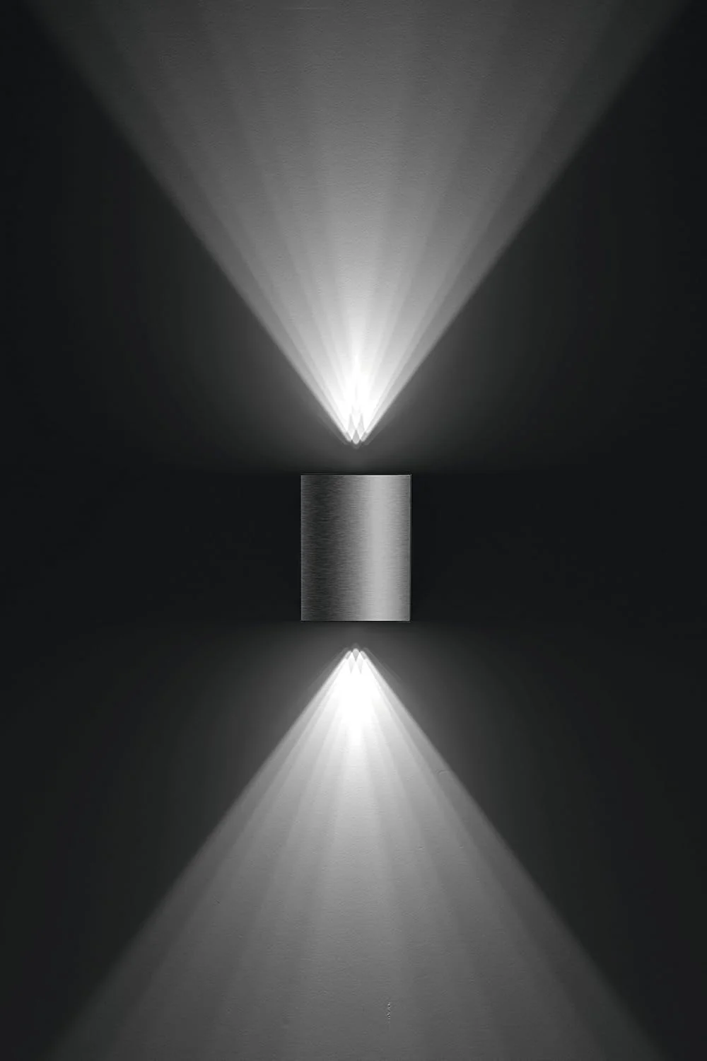 چراغ دیواری باغ من فیلیپس مدل Cistus به همراه لامپ 4.5 وات