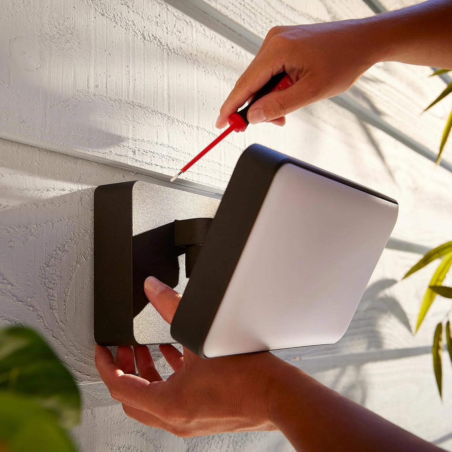 چراغ پروژکتور هوشمند سفید Philips Hue Welcome. روشنایی هوشمند فضای باز. سازگار با الکسا، گوگل اسیستنت و اپل هوم کیت چراغ پروژکتور هوشمند سفید Philips Hue Welcome. روشنایی هوشمند فضای باز. سازگار با الکسا، گوگل اسیستنت و اپل هوم کیت