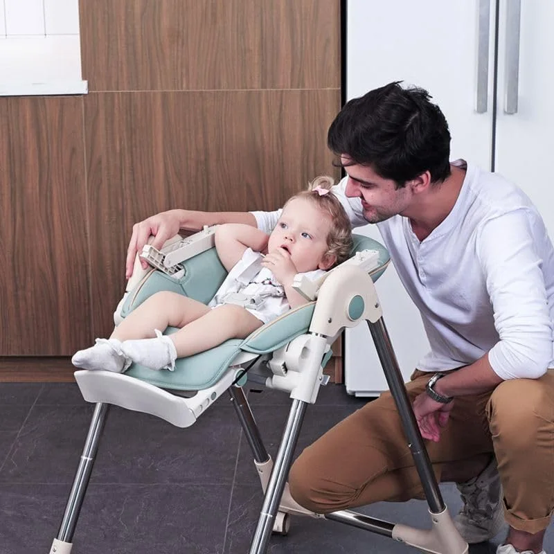 صندلی غذای کودک تاشو و چرخ دار Lovely Baby با سینی غذا و کمربند ایمنی، صندلی تغذیه سبک وزن برای کودکان نوپا