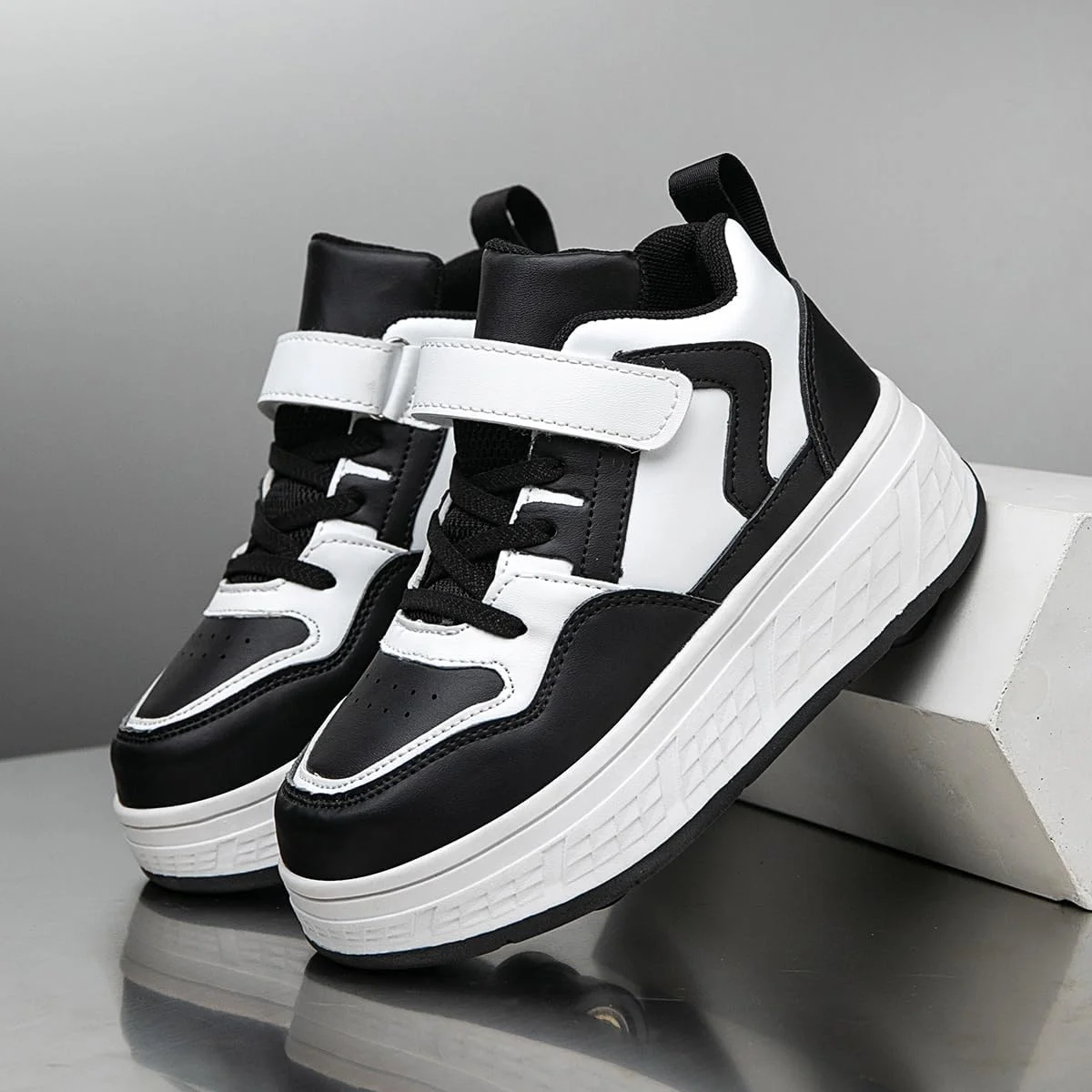 کفش‌های کتانی چرخ‌دار نوجوانان برای استفاده روزمره، غیررسمی و همه‌کاره، با مواد مقاوم در برابر خراش، سبک و تنفس‌پذیر، نوار چسبی جادویی قابل تنظیم، داخل راحت و زیره ضد لغزش