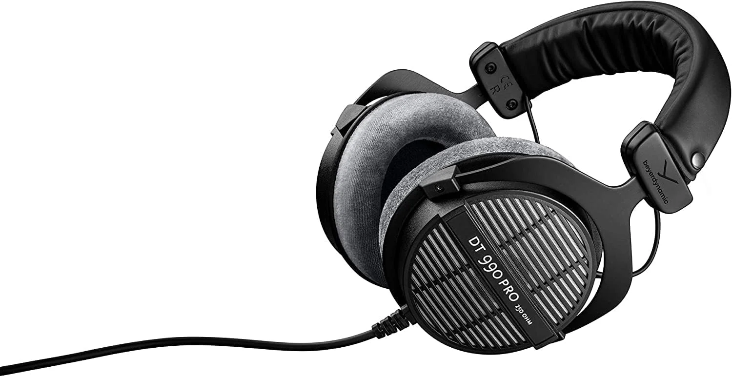 هدفون استودیویی پشت باز بیرداینامیک DT 990 Pro 250 اهم به همراه کیف نرم، اسپلیتر هدفون و موارد دیگر هدفون استودیویی پشت باز بیرداینامیک DT 990 Pro 250 اهم به همراه کیف نرم، اسپلیتر هدفون و موارد دیگر