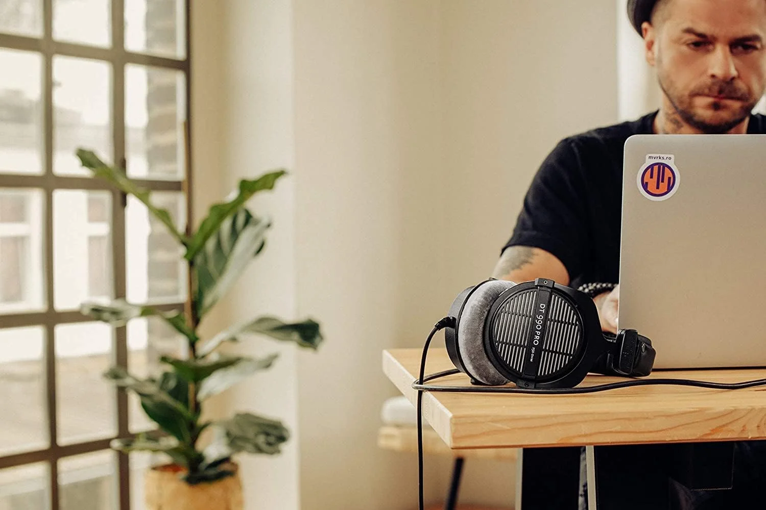 هدفون استودیویی پشت باز بیرداینامیک DT 990 Pro 250 اهم به همراه کیف نرم، اسپلیتر هدفون و موارد دیگر هدفون استودیویی پشت باز بیرداینامیک DT 990 Pro 250 اهم به همراه کیف نرم، اسپلیتر هدفون و موارد دیگر