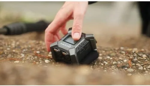 ضبط کننده صدا پرتابل زوم مدل F3 با 2 ورودی/ 2 تراک به همراه 2 کابل XLR، کارت حافظه 128 گیگابایتی SanDisk و پارچه تمیز کننده